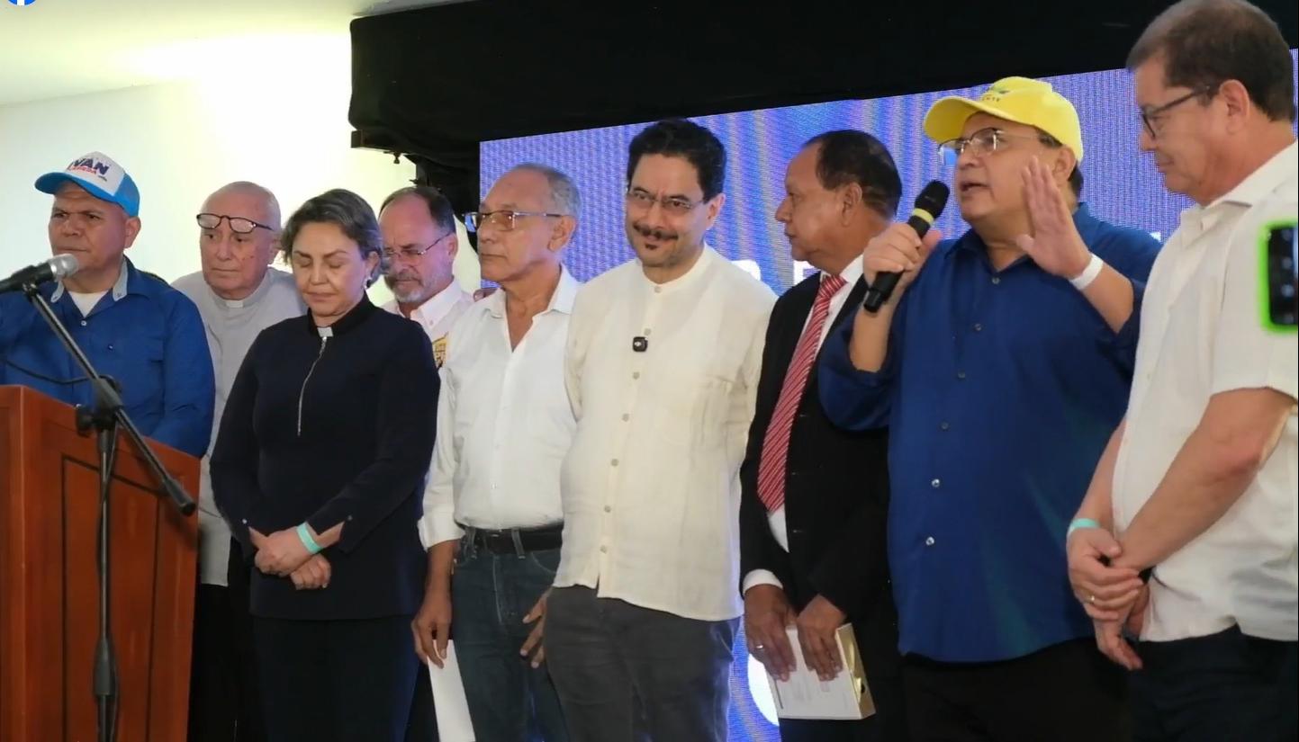 El candidato Iván Cepeda con los líderes religiosos que se reunió este viernes en Barranquilla.