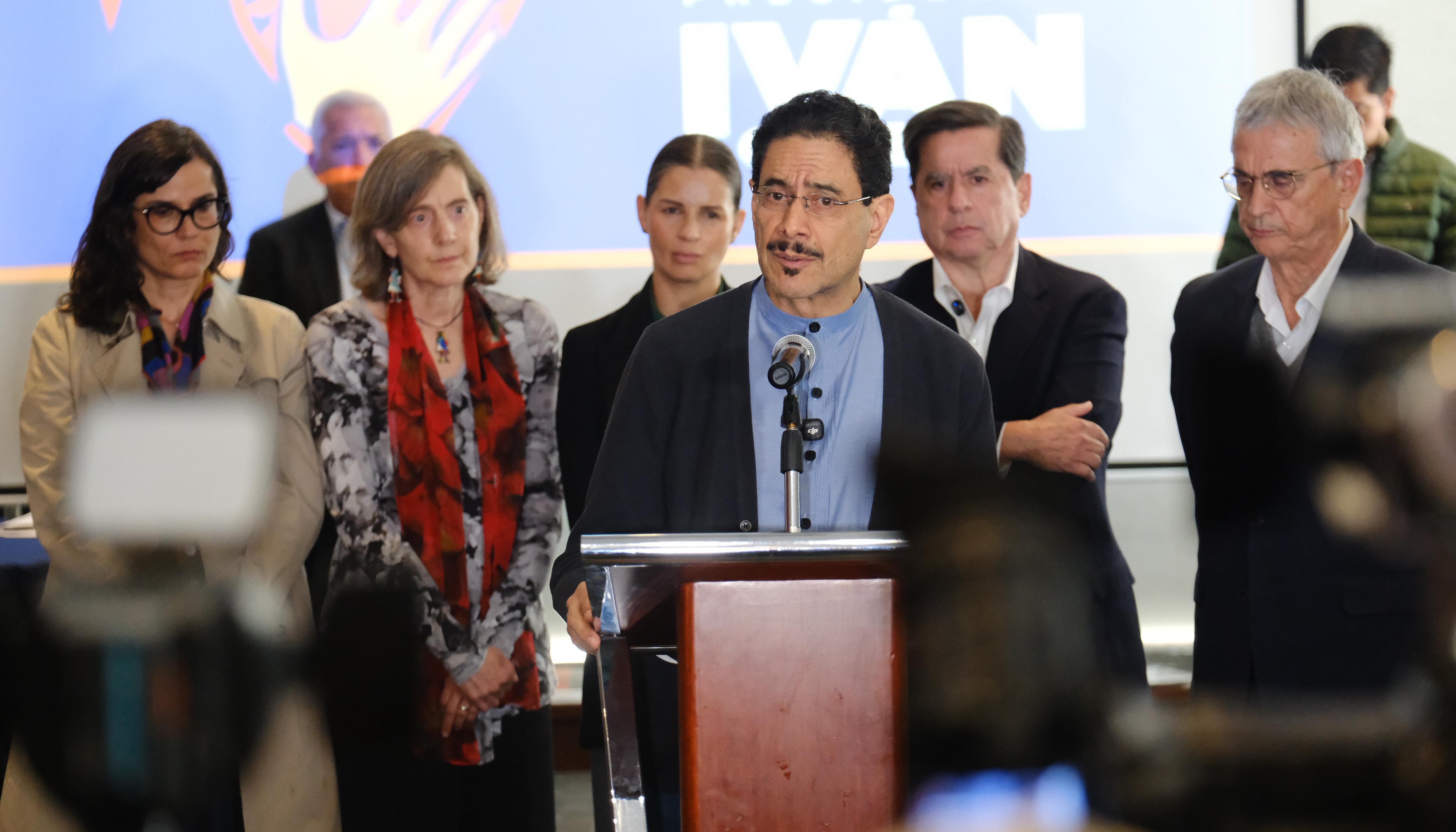 Candidato Iván Cepeda se reunió con el centro político del país. 