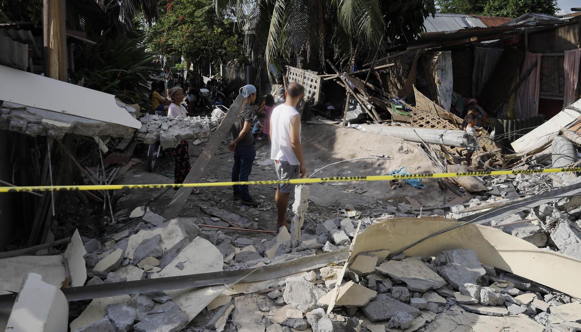 Cerca de 40 fallecidos y 4 millones de niños sin escuela por el sismo de 7,8 en Filipinas
