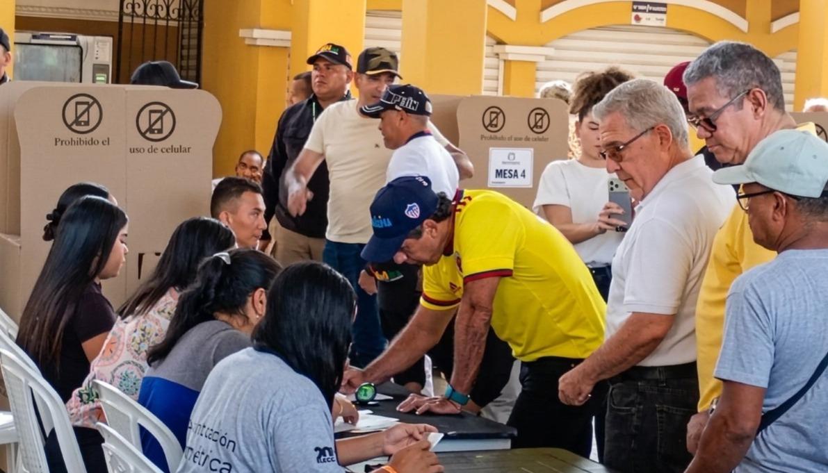 Alcalde Alejandro Char ejerciendo su derecho al voto. 