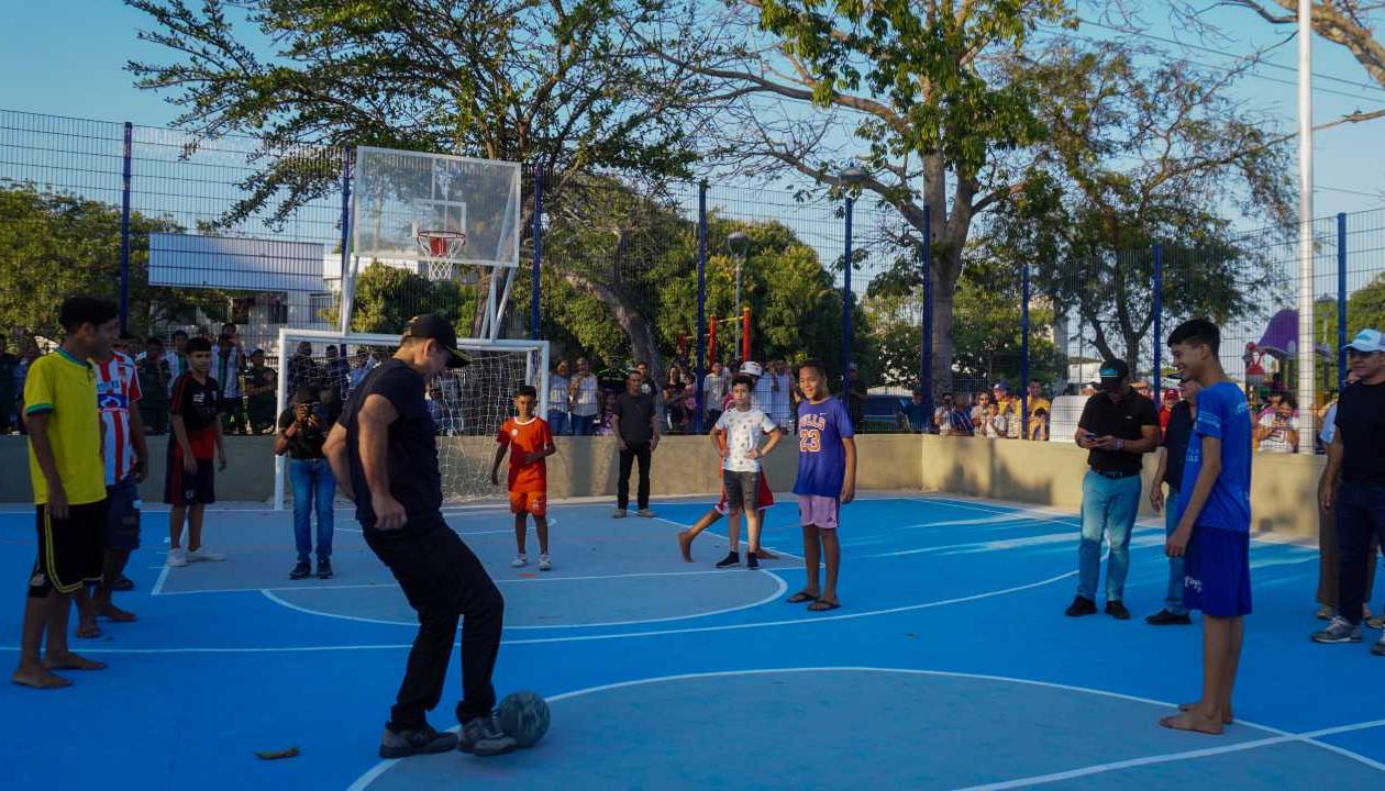 El alcalde Char en uno de los parques recuperados. 