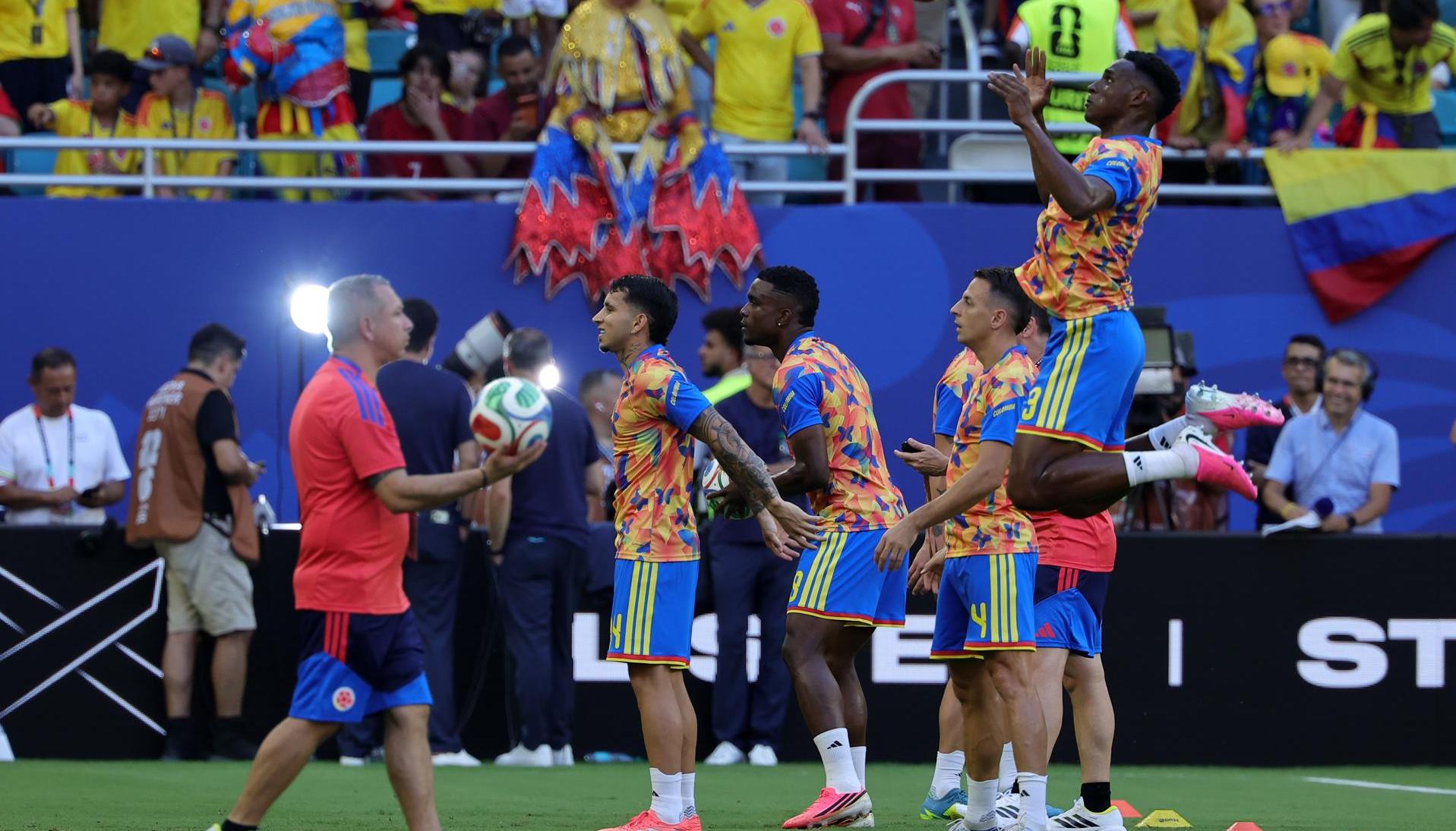 Colombia en el calentamiento ante Portugal.
