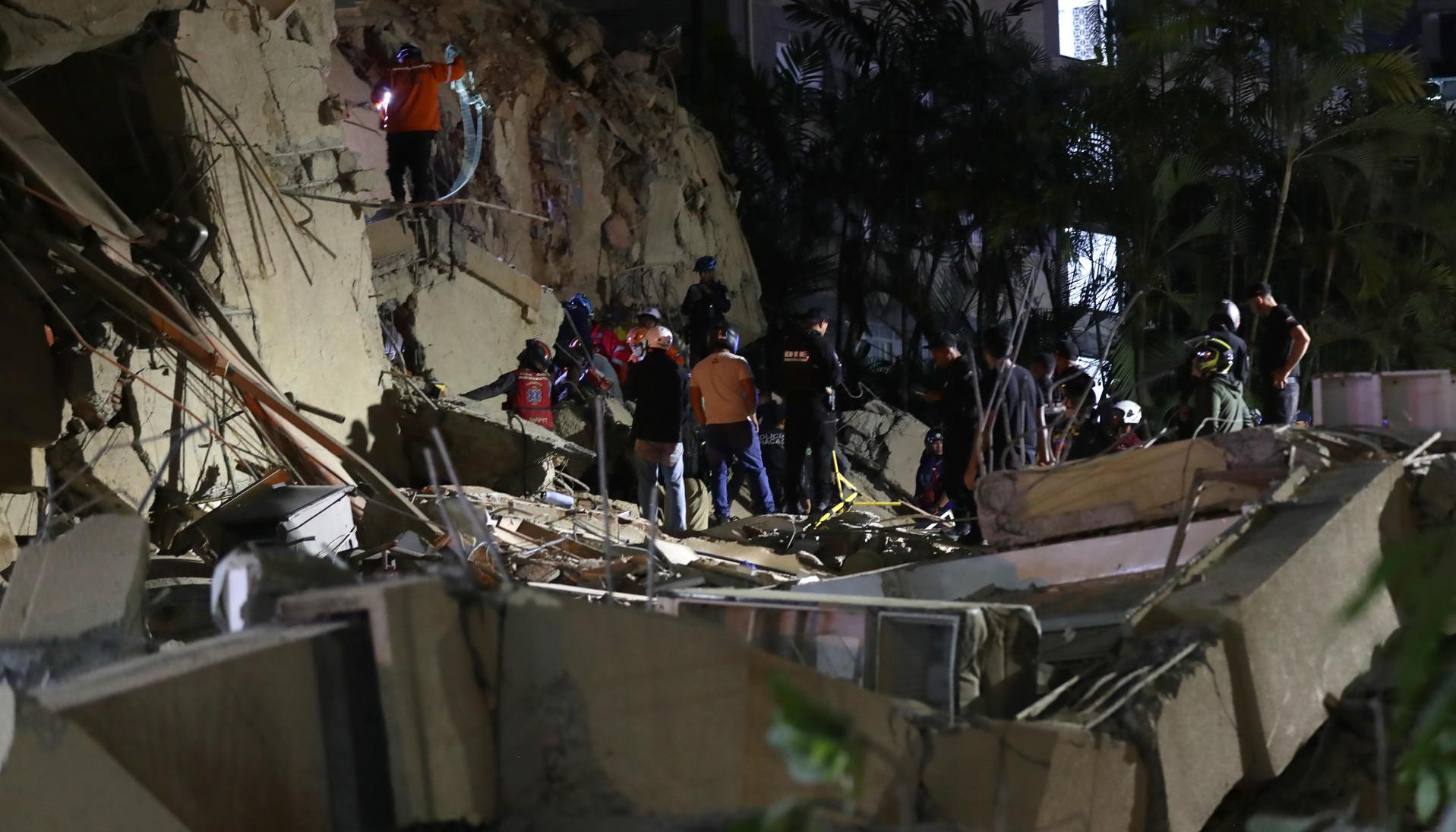 Cuerpos de emergencia buscan víctimas este miércoles, luego de los dos fuertes terremotos