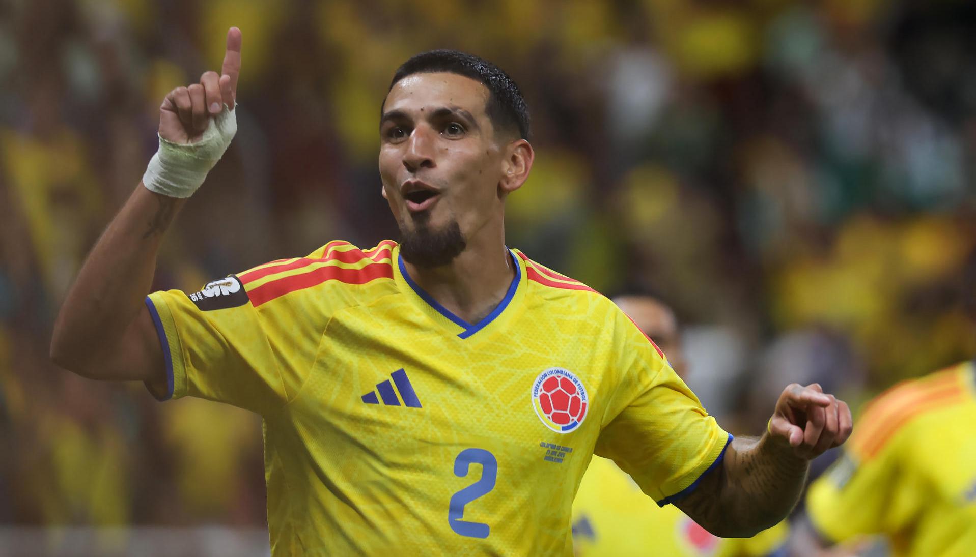 Daniel Muñoz de Colombia celebra su gol