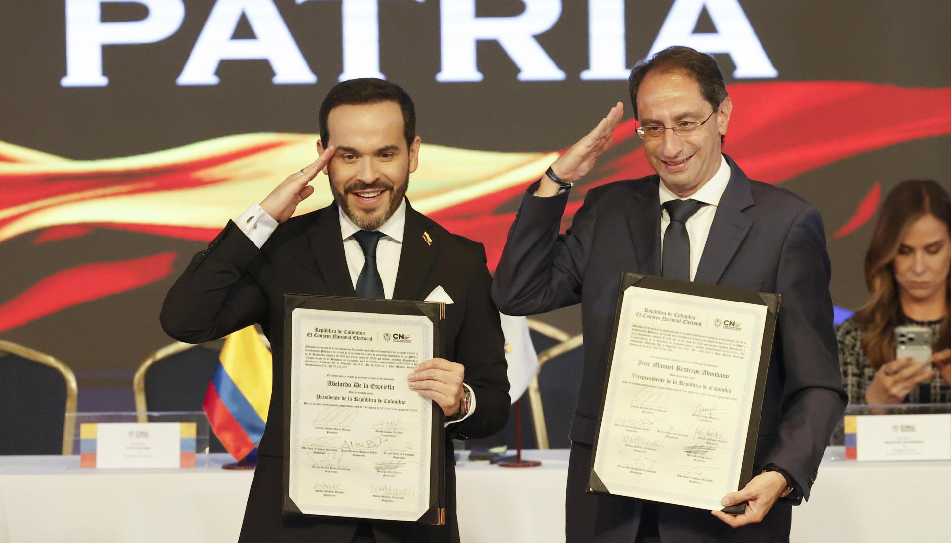 Abelardo De La Espriella y José Manuel Restrepo recibiendo las credenciales.