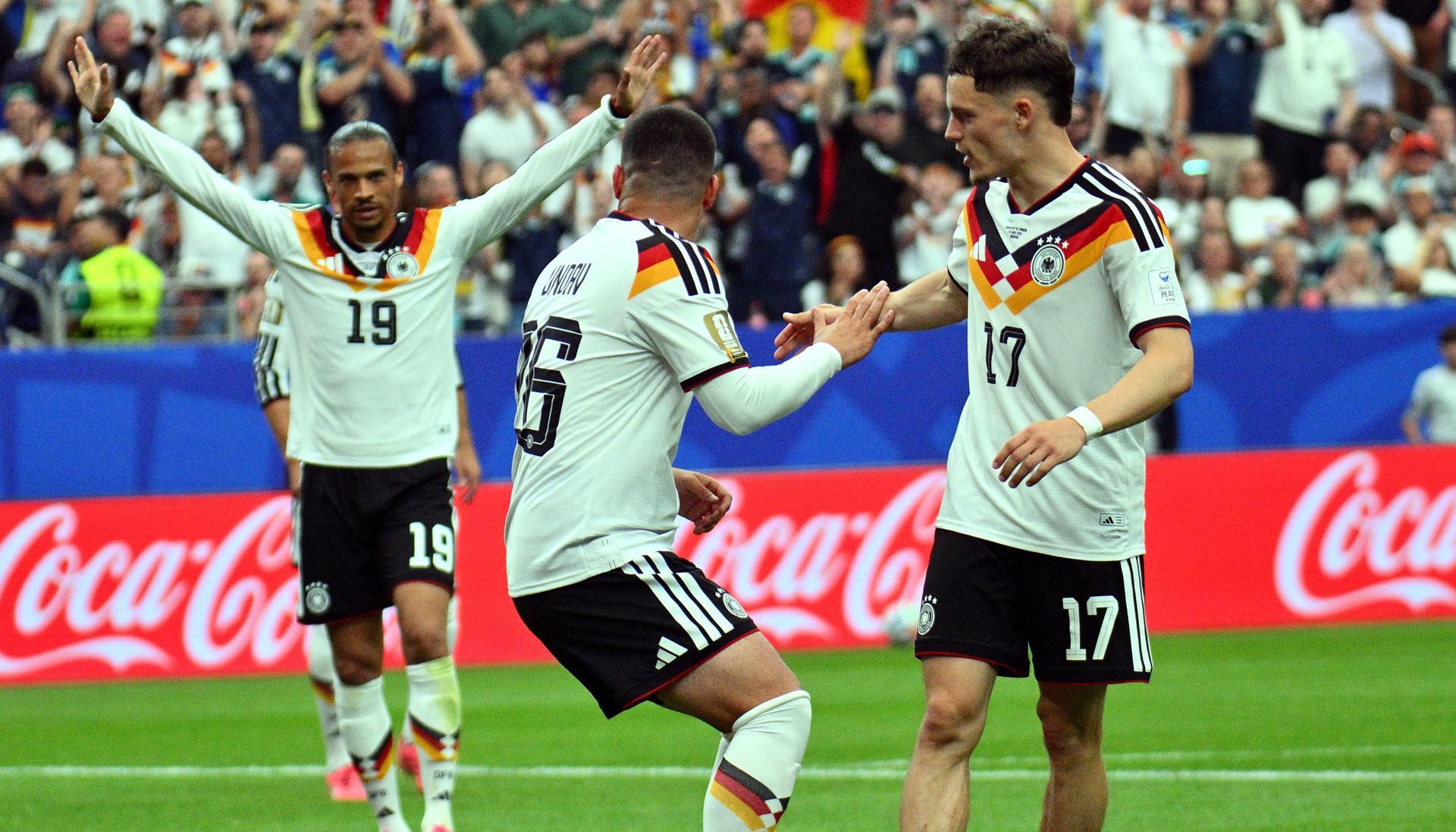 Deniz Undav de Alemania (C) celebra al marcar el 6-1 