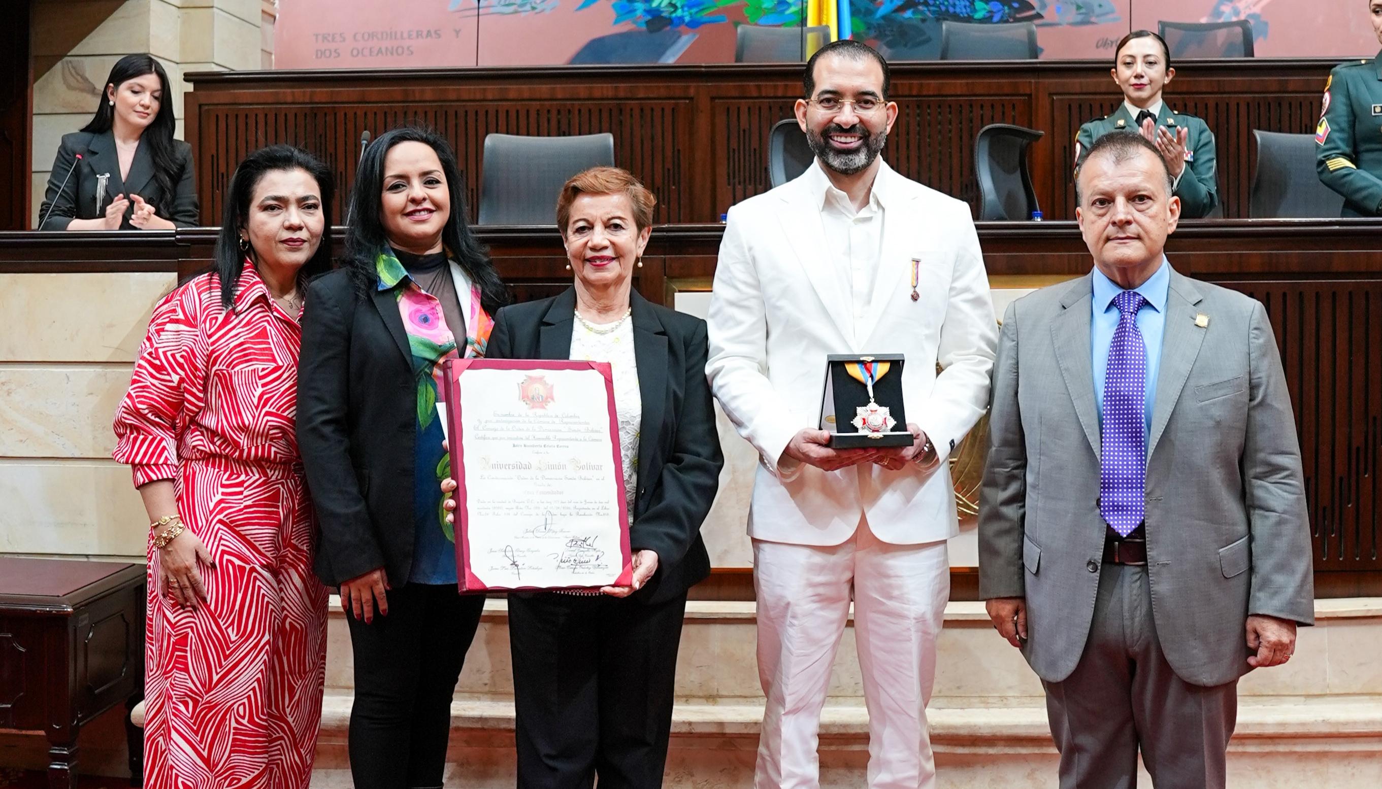 El reconocimiento fue entregado a José Rafael Consuegra Machado, rector encargado, y Yolanda Gallardo, directora general del campus Cúcu.