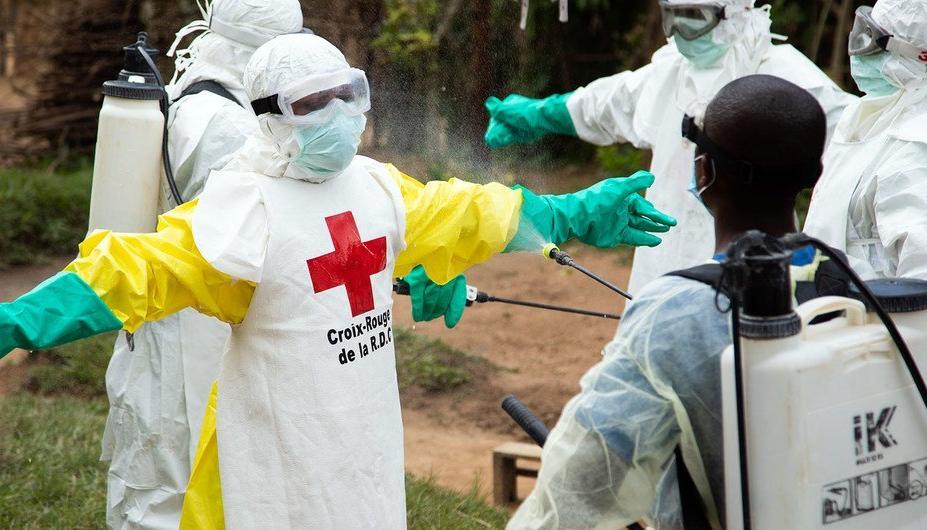 Funcionarios de la Cruz Roja atendiendo casos en ese país de África. 