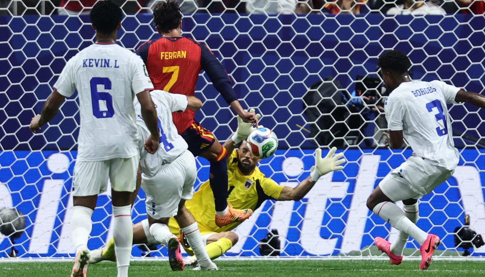 El portero de Cabo Verde, Vozinha (c), en acción ante Ferrán Torres (3i), de España