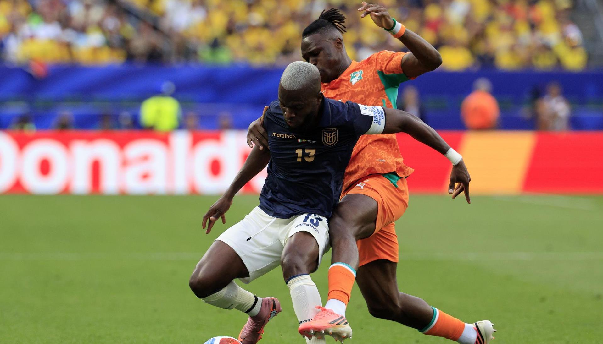 Enner Valencia ante la marca de Wilfried Singo.