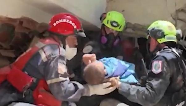 Equipo de rescate estadounidense recuperando al bebé.