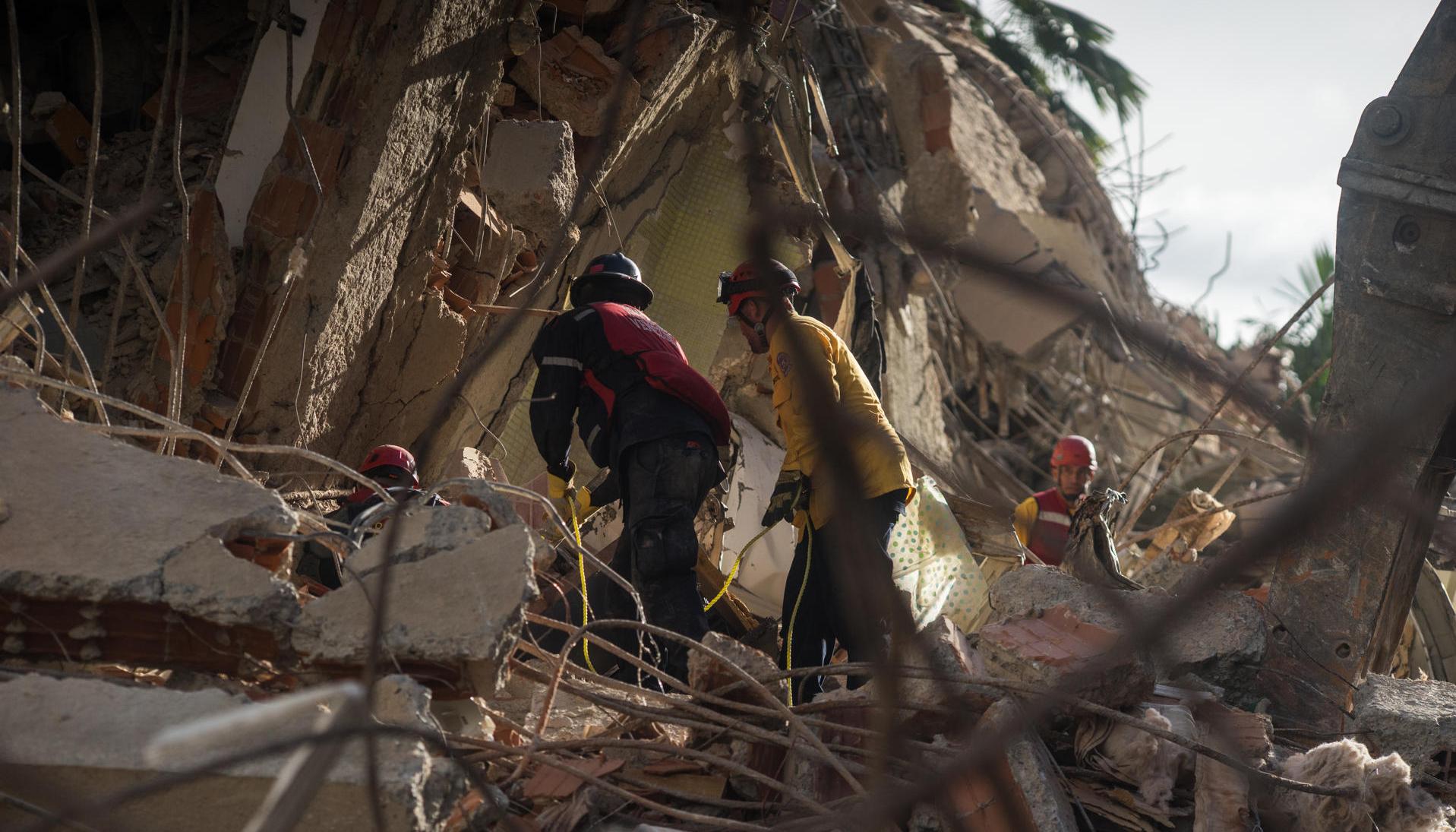 Equipo de rescate trabaja en Altamira, Caracas.