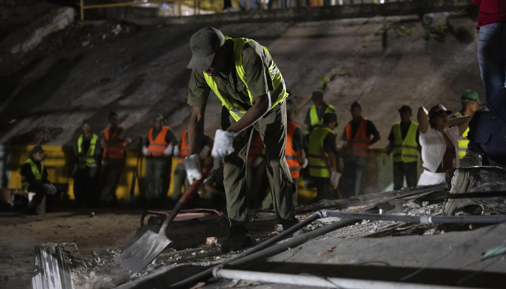 Equipos de rescate buscan entre los escombros
