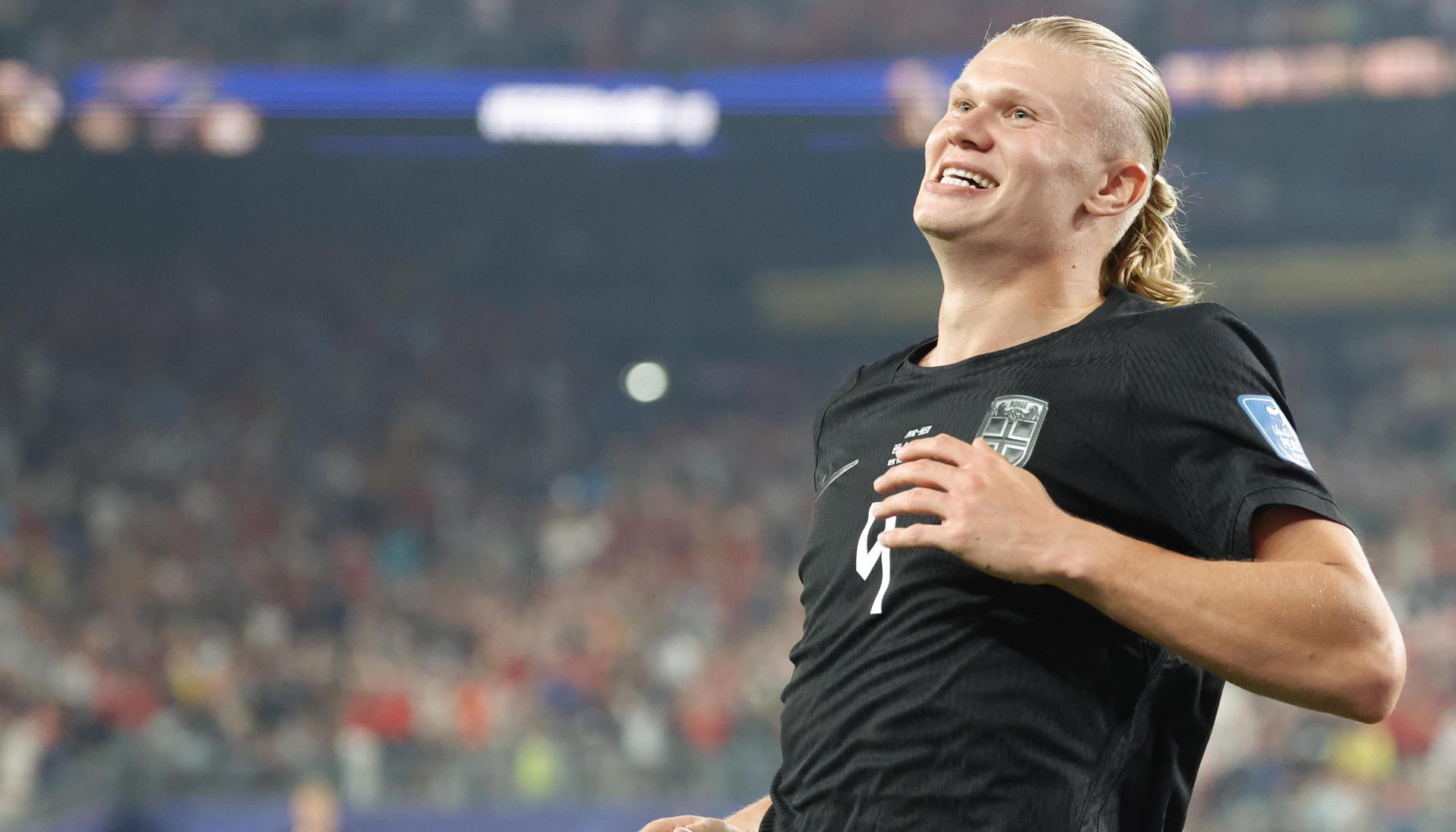 Erling Haaland de Noruega celebra un gol este lunes