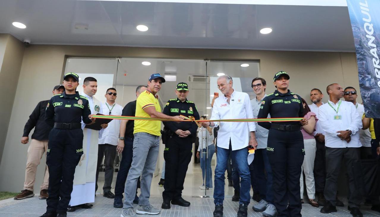 Momento de la entrega de la megaestación.