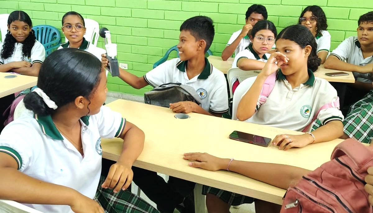 Estudiantes de la IED Jorge  Robledo Ortiz miden la temperatura en espacios cerrados