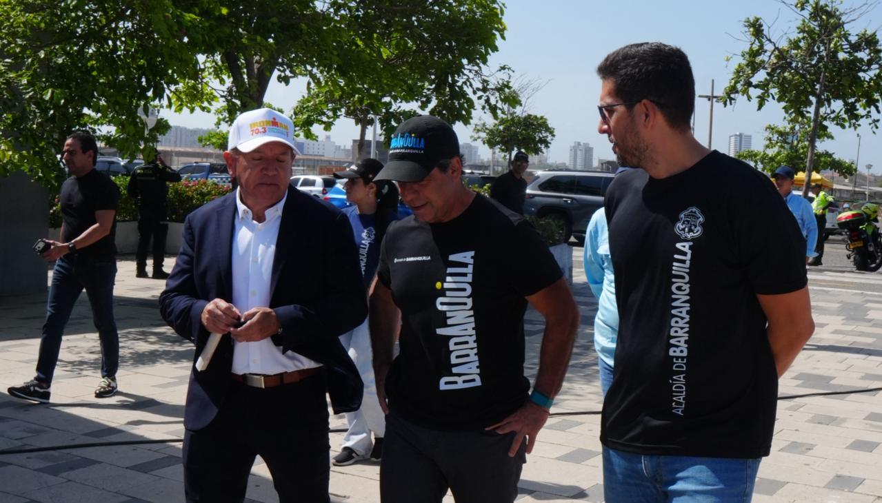 El alcalde Alejandro Char con los organizadores de la competencia deportiva. 
