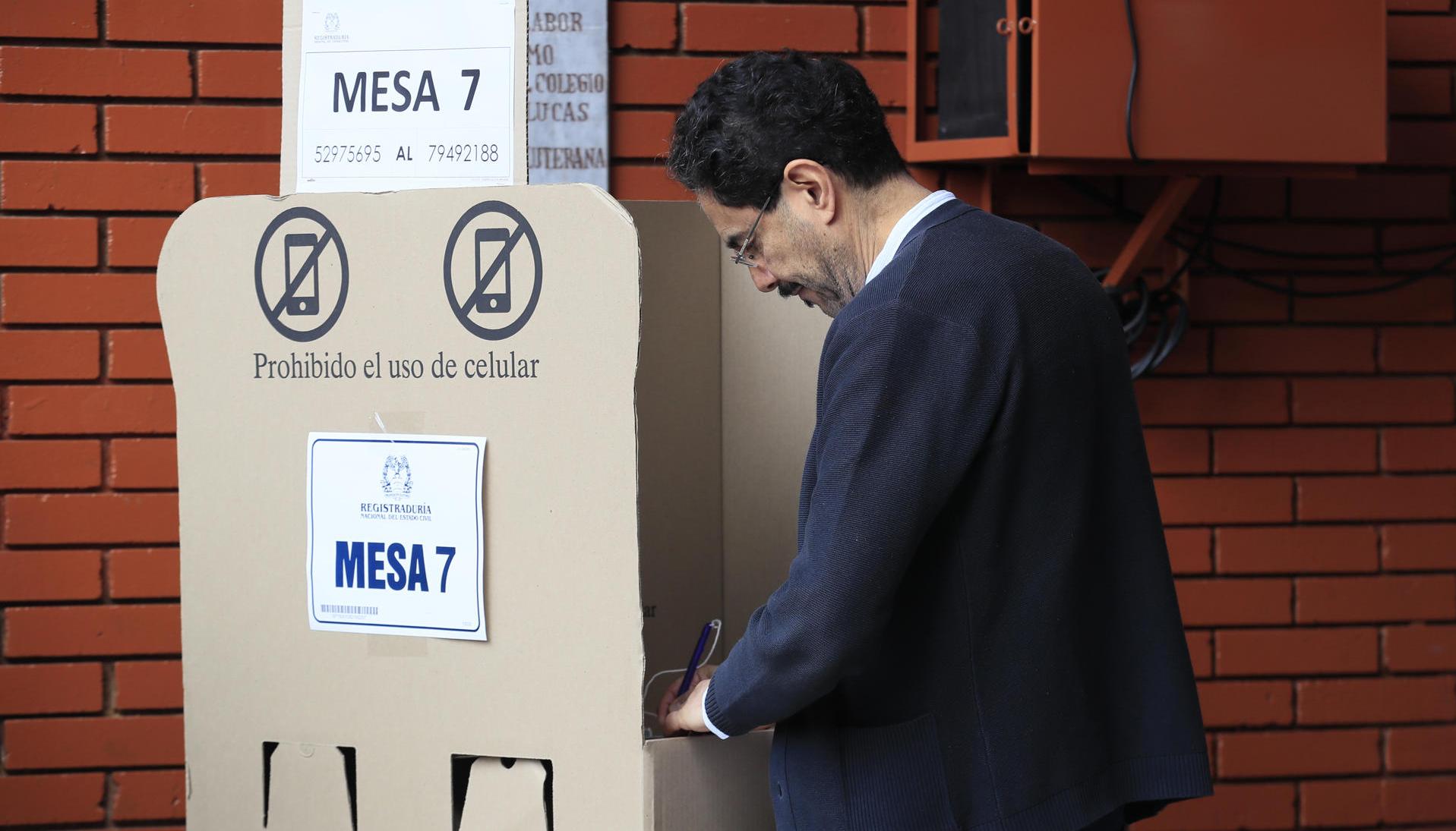 Iván Cepeda, en el Puesto de Votación