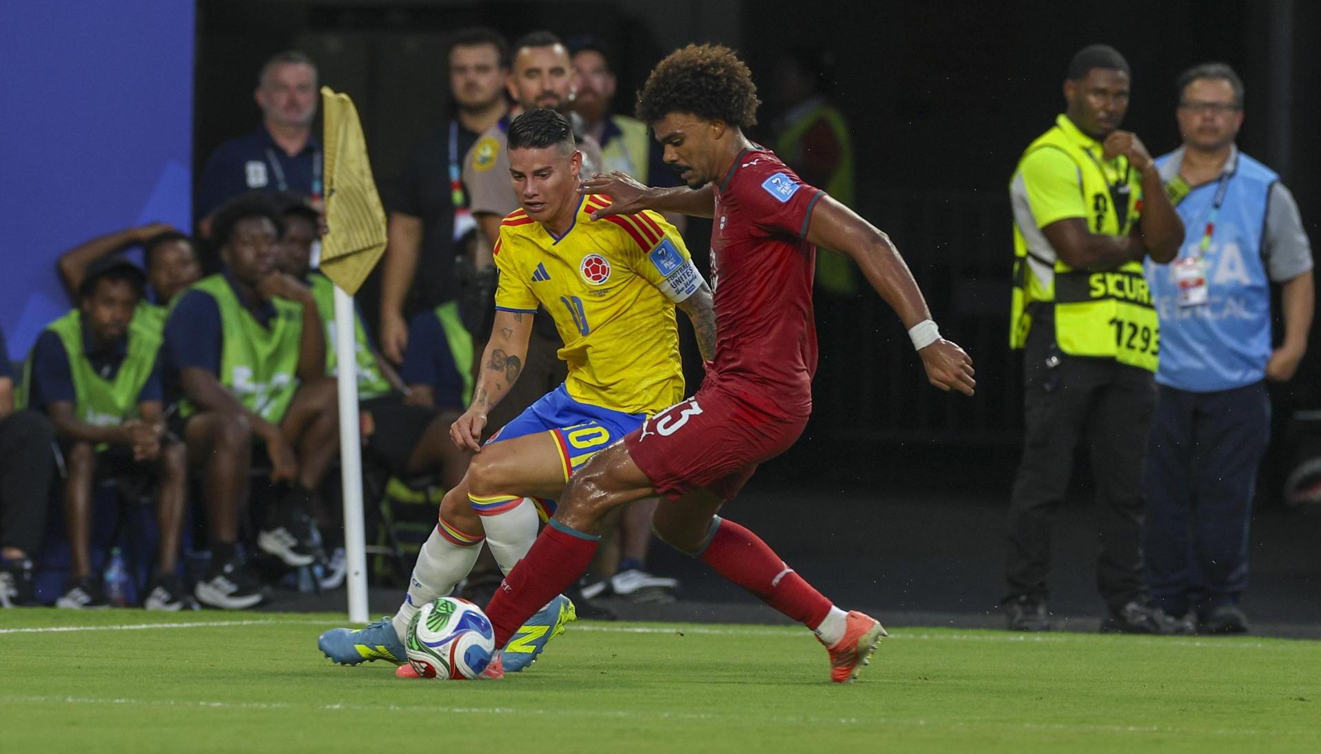 James Rodríguez marcado por Renato Veiga.