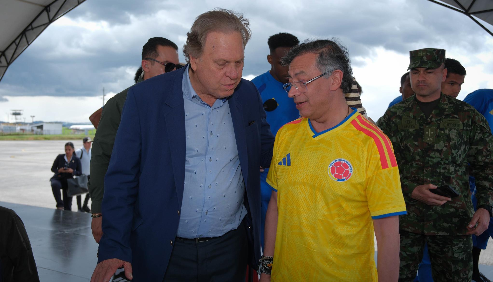 l presidente de la Federación Colombiana de Fútbol, Ramón Jesurun, y el Presidente de la República, Gustavo Petro.