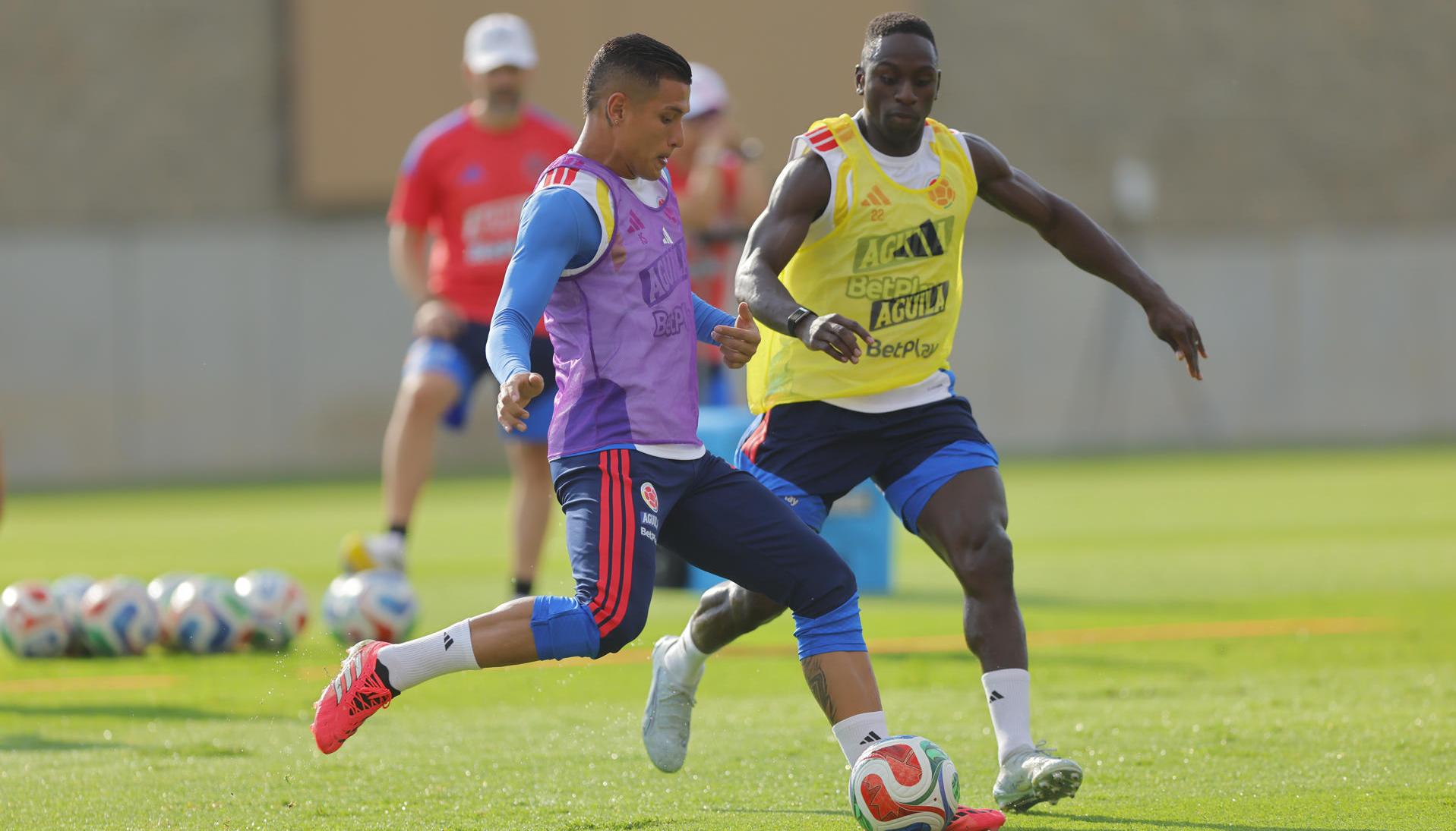 Juan Portilla (i) y Deiver Machado de Colombia participan en el entrenamiento