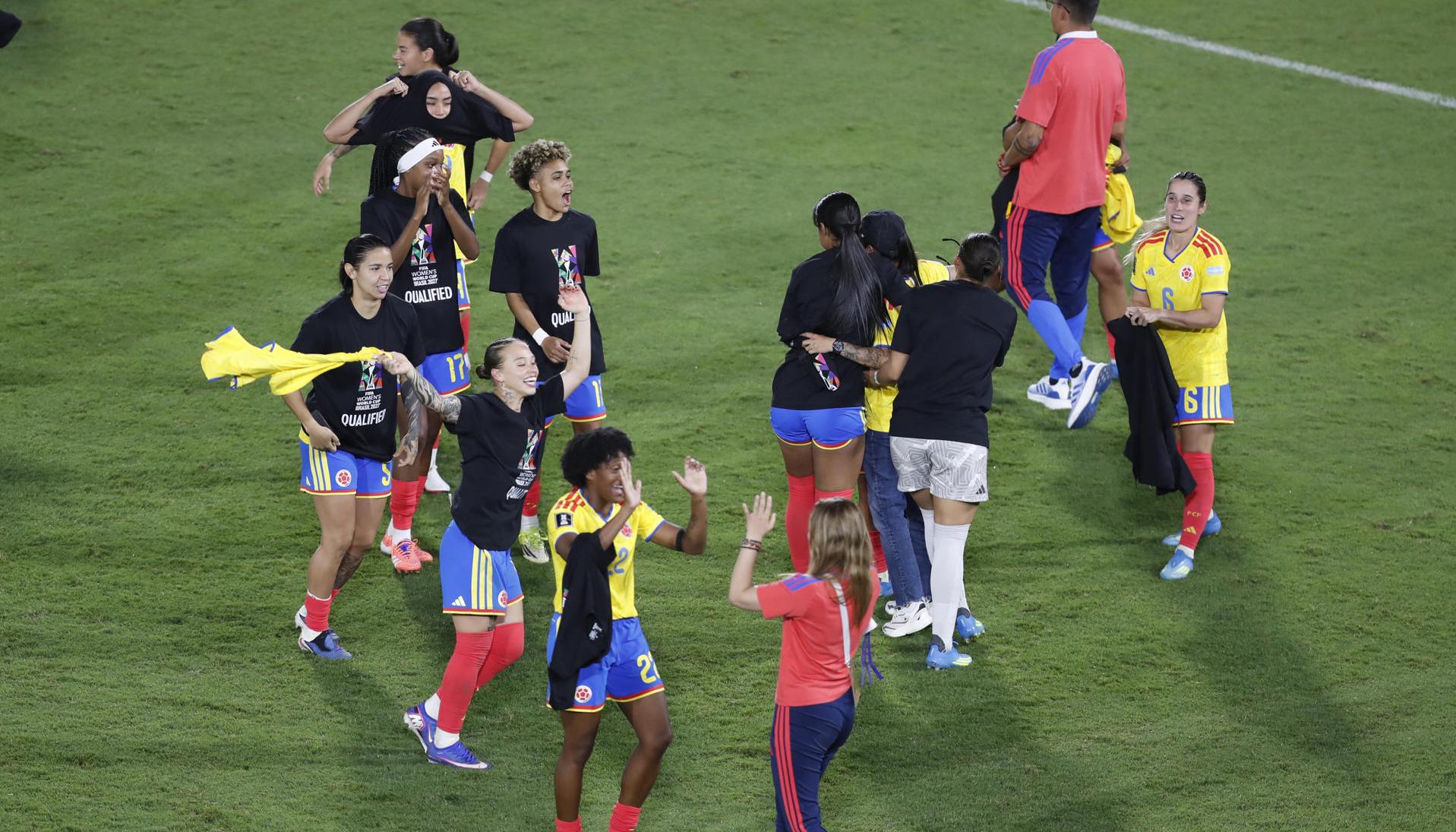 Jugadoras de Colombia celebran este viernes