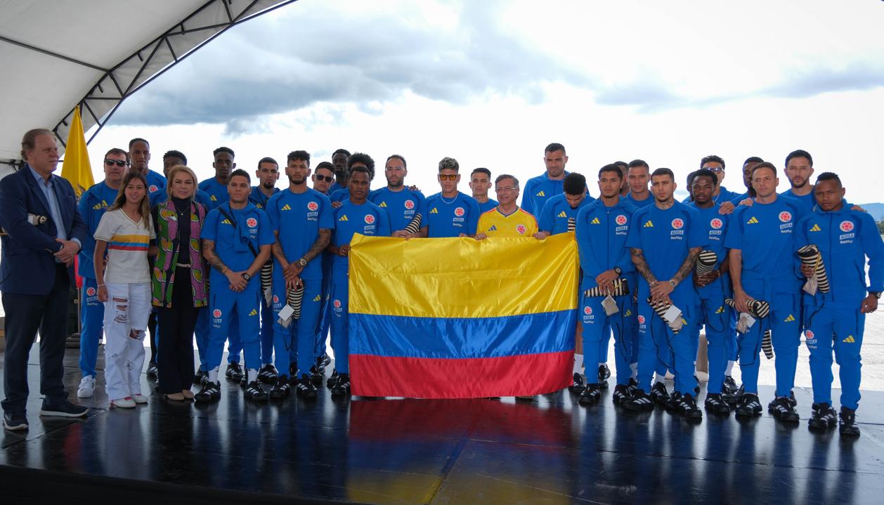 Los jugadores de la Selección y el Presidente Gustavo Petro.