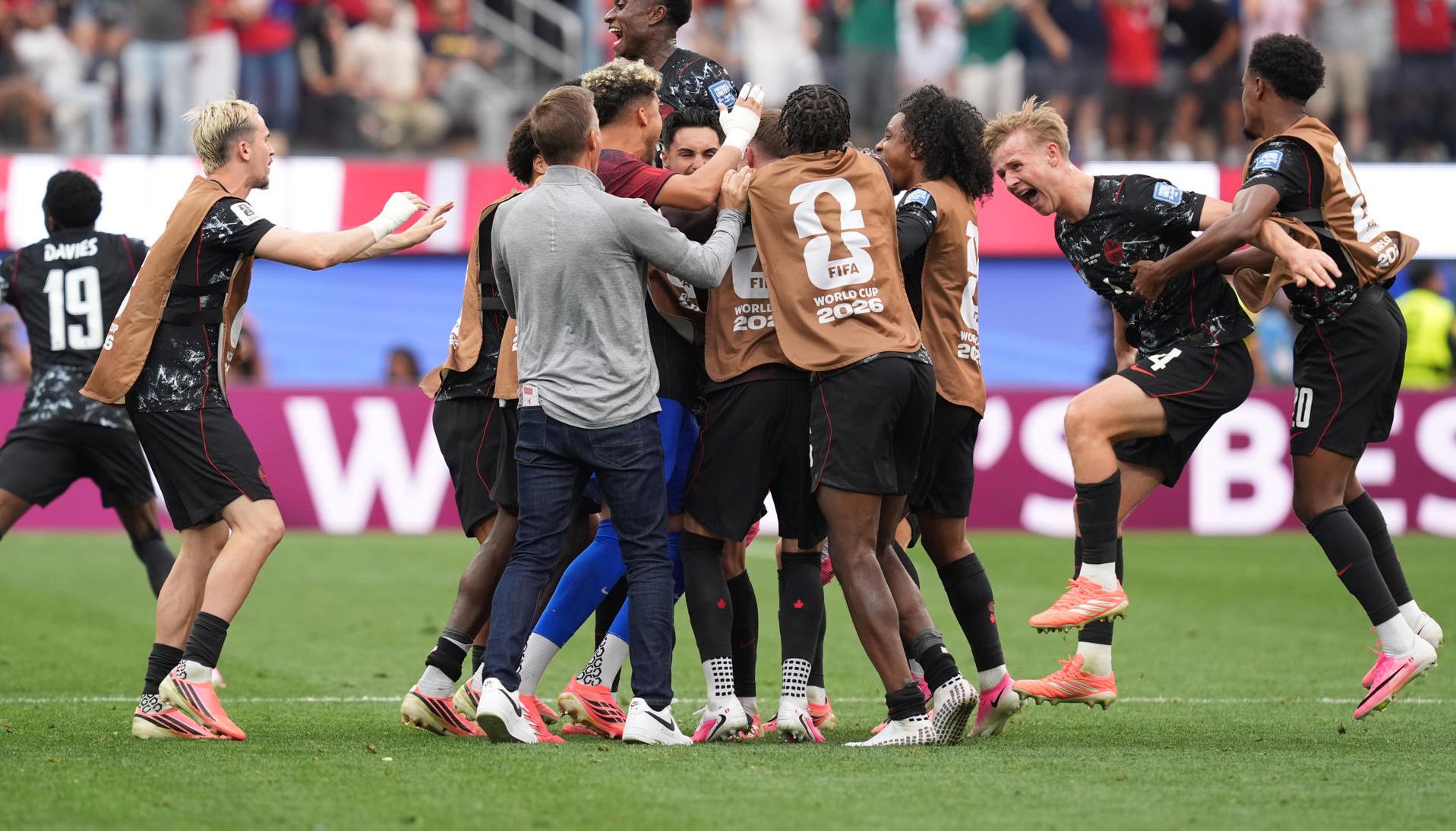 Jugadores de Canadá celebran el gol del triunfo