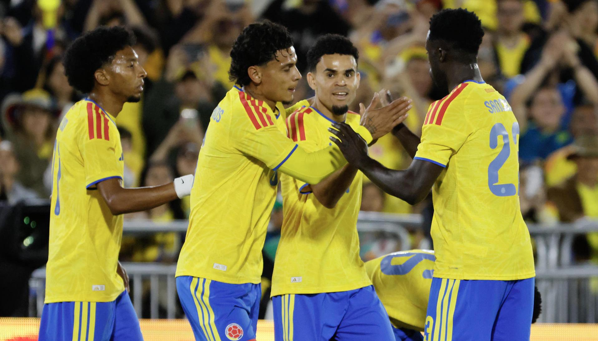 Jugadores de Colombia celebran el segundo gol