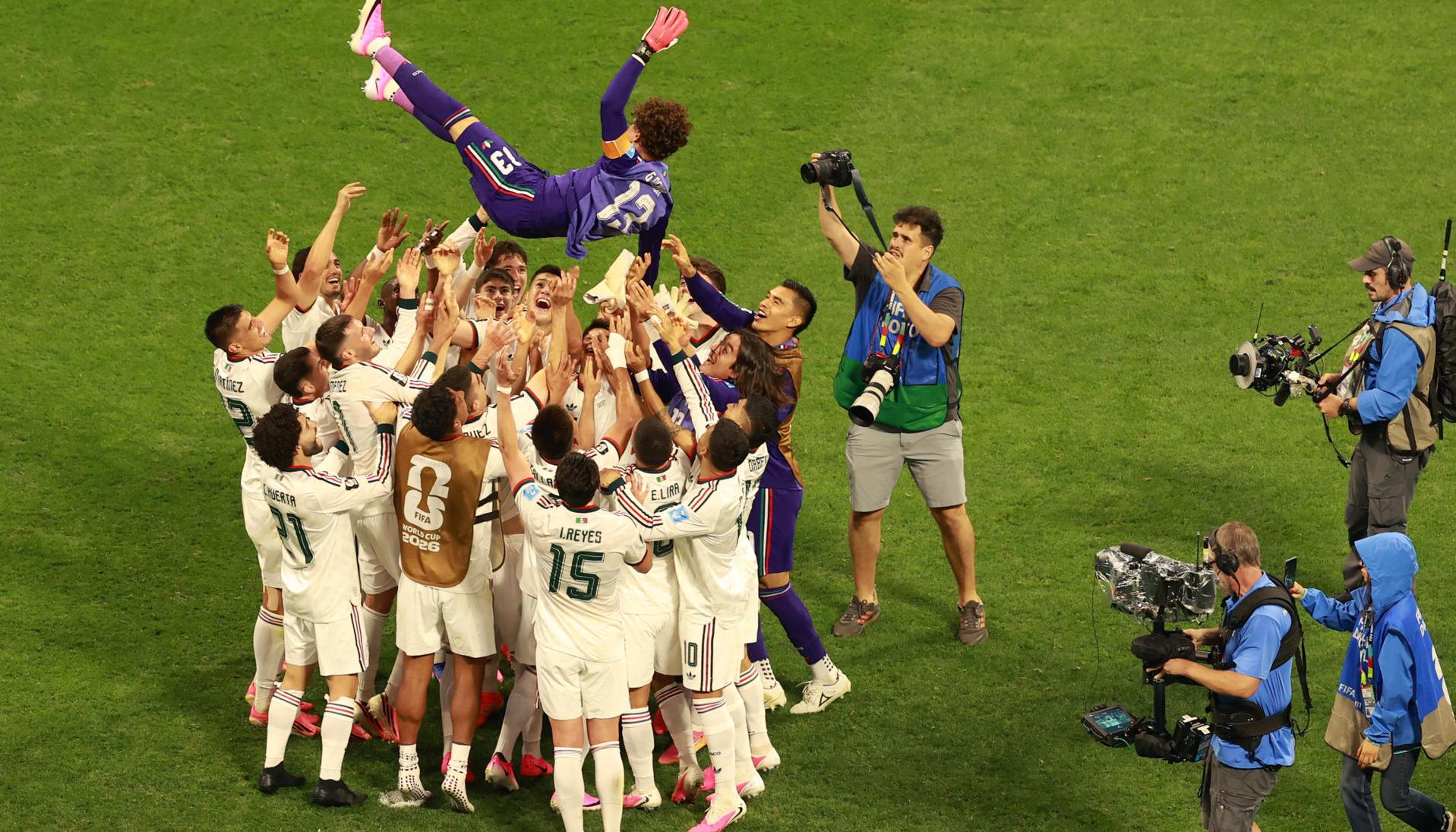 Jugadores de México celebrando