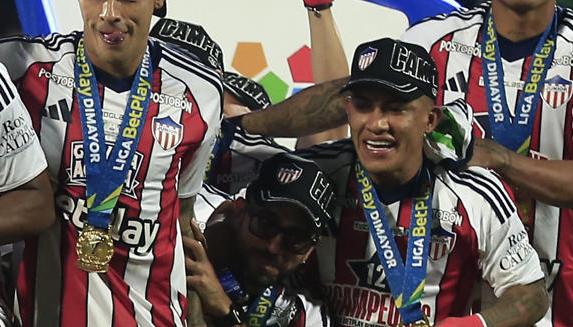 Cristian Barrios con su medalla de campeón.