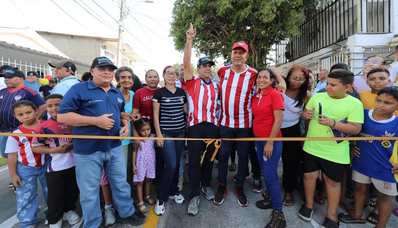 Alcalde Alejandro Char durante la entrega de las vías pavimentadas. 
