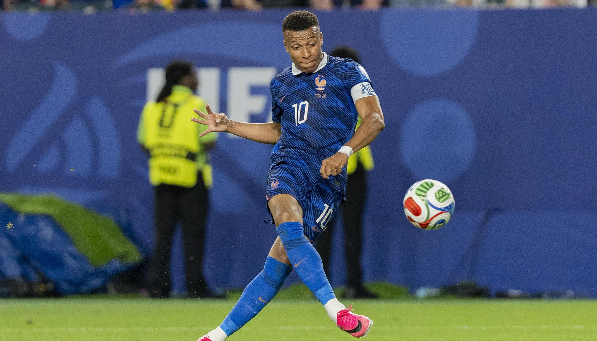 Kylian Mbappé patea para anotar un gol este lunes en un partido ante Irak