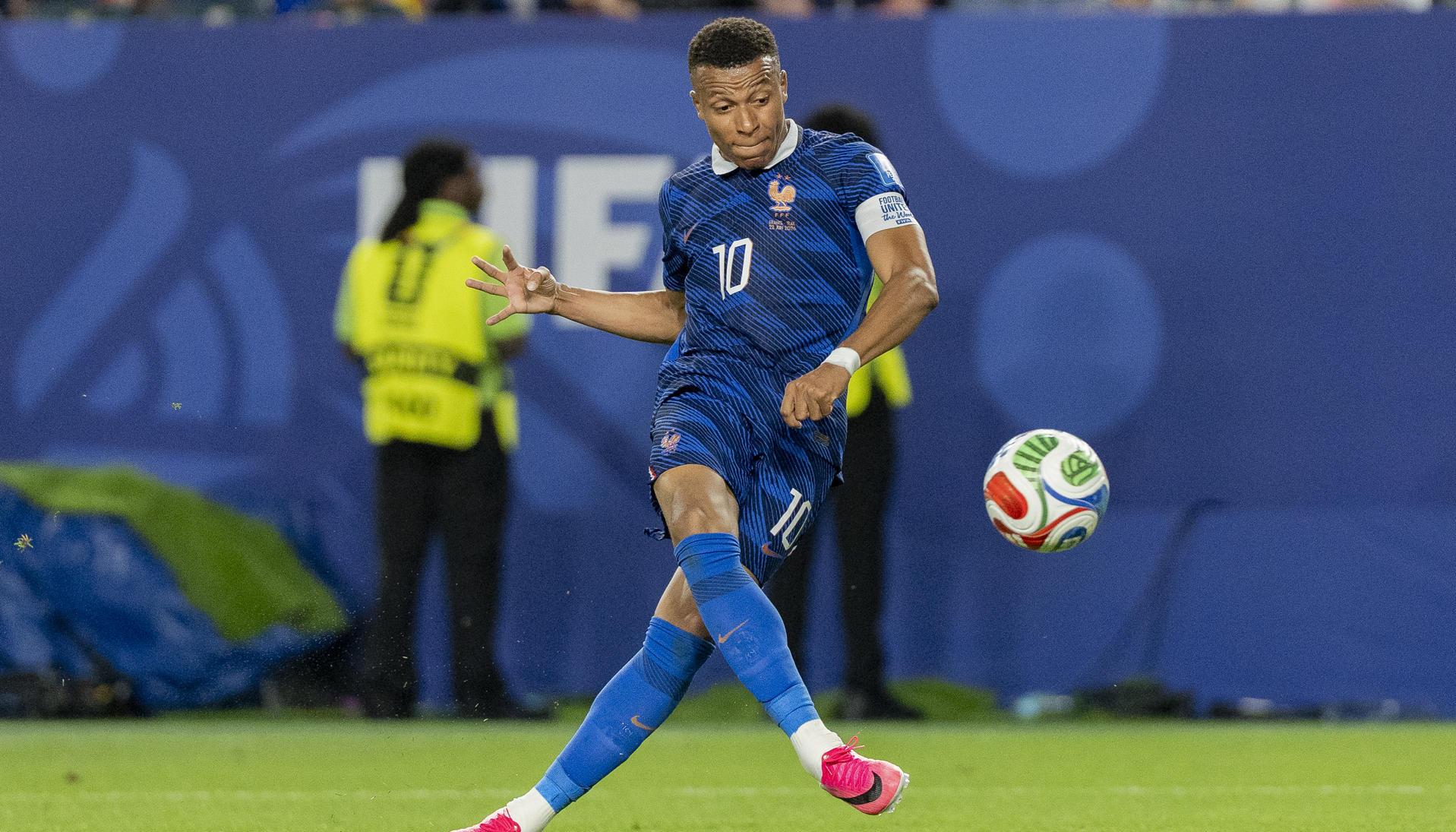Kylian Mbappé patea para anotar un gol este lunes en un partido ante Irak