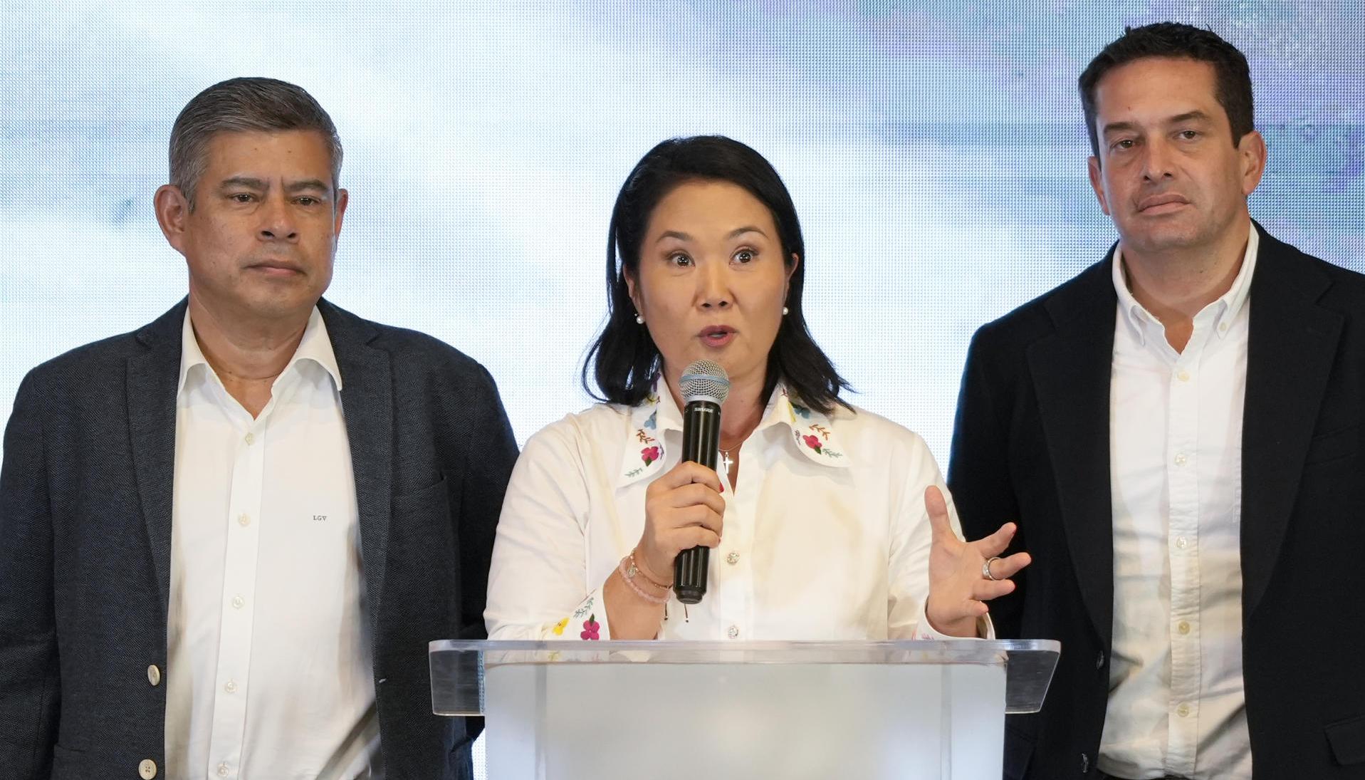 La candidata a la Presidencia de Perú Keiko Fujimori junto a su formula vicepresidencial, Luis Galarreta (i) y Miguel Torre