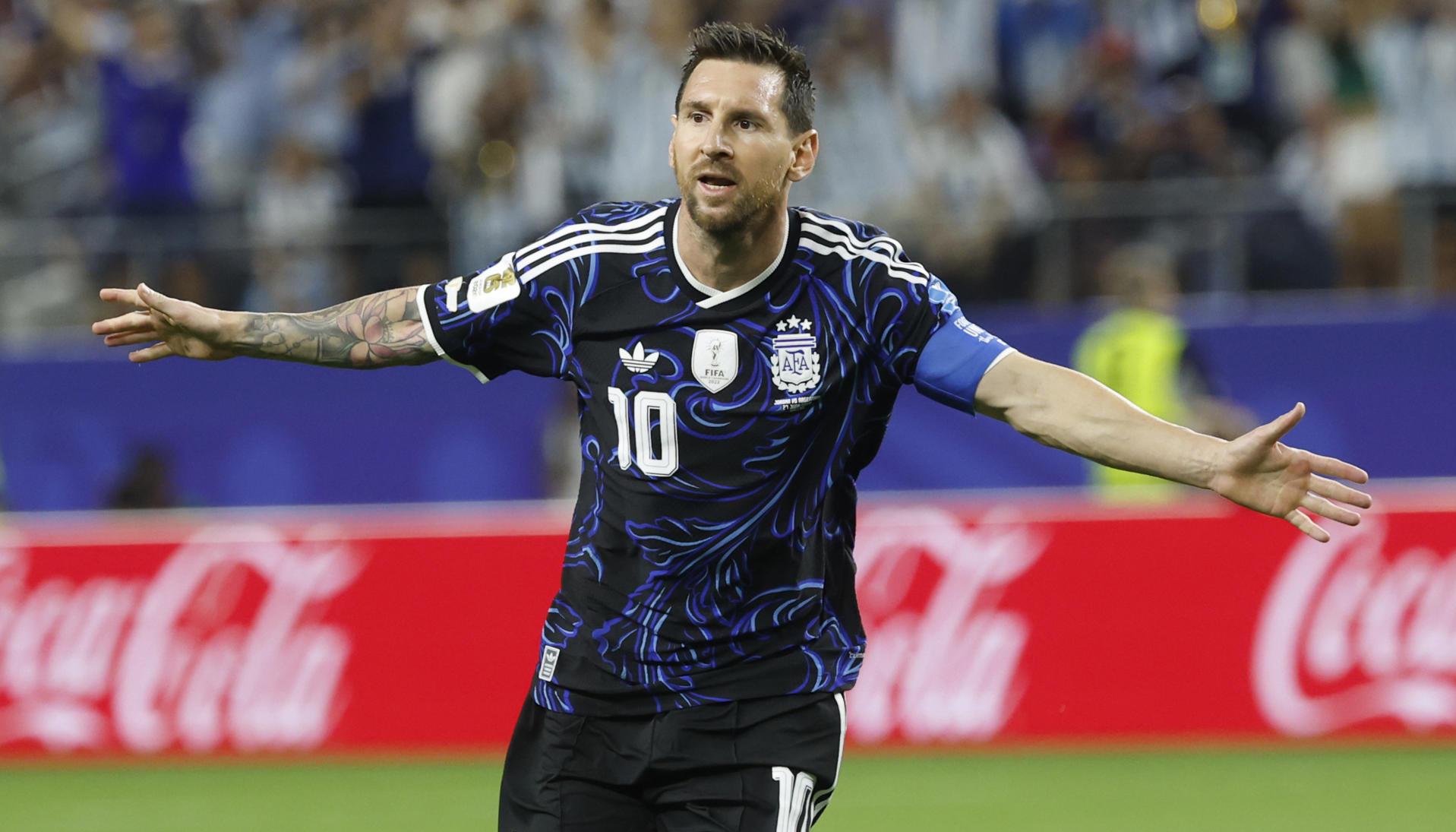 Lionel Messi de Argentina celebra su gol este sábado