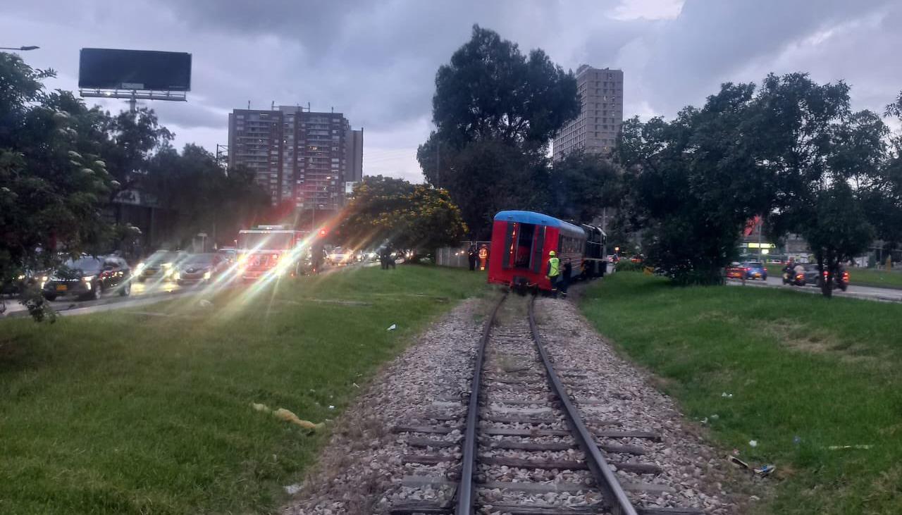 Locomotora del tren de la Sabana, descarrilada esta tarde