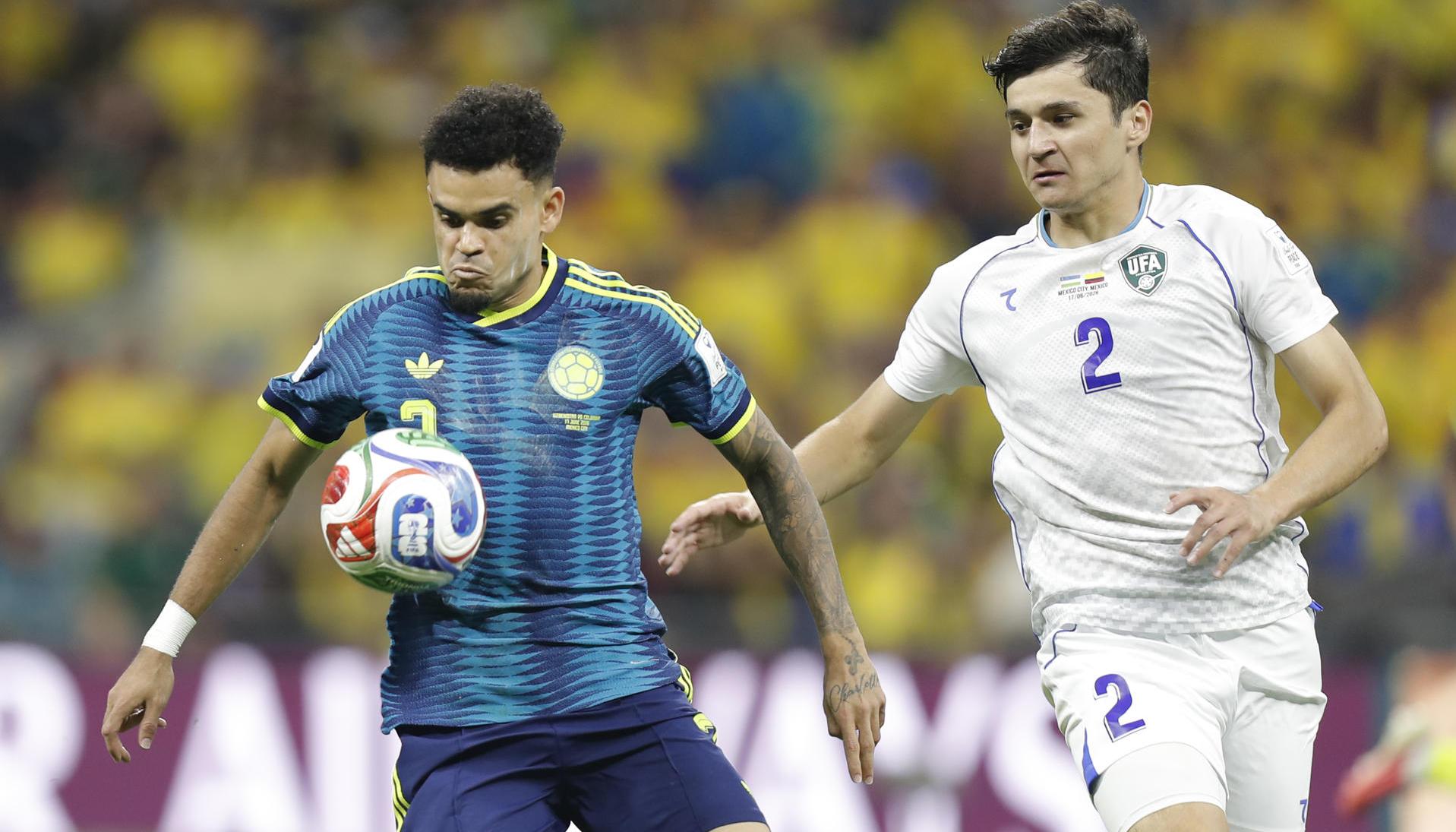 Luis Díaz ante la marca de Abdukodir Khusanov.
