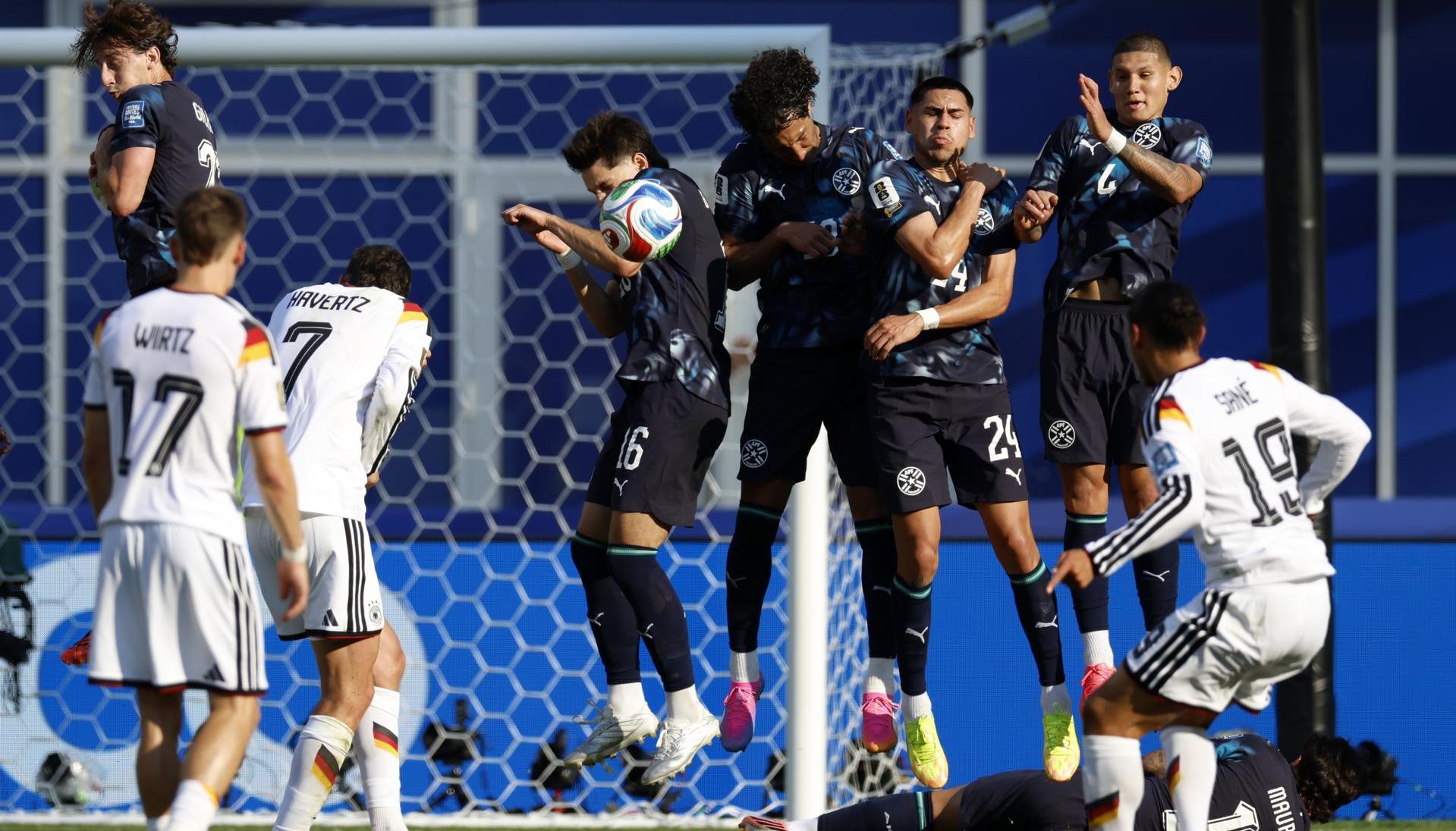 Aspecto del juego de esta tarde entre Alemania y Paraguay. 