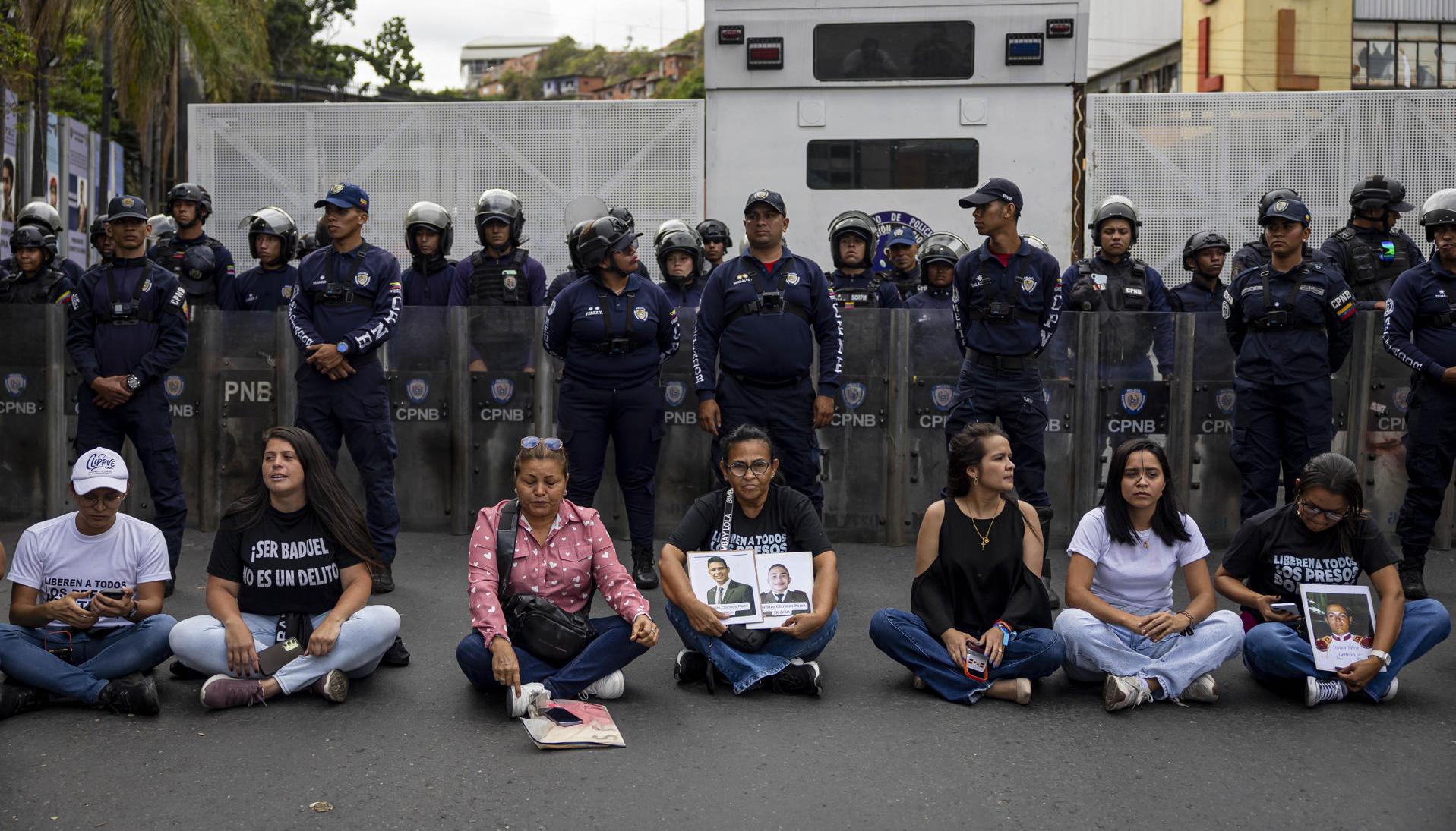 Personas esperan en las inmediaciones de la cárcel El Helicoide. 