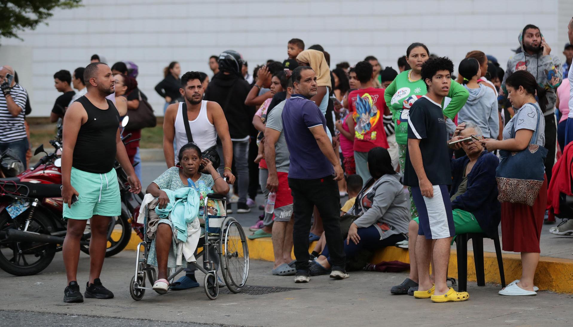 Personas evacúan edificios