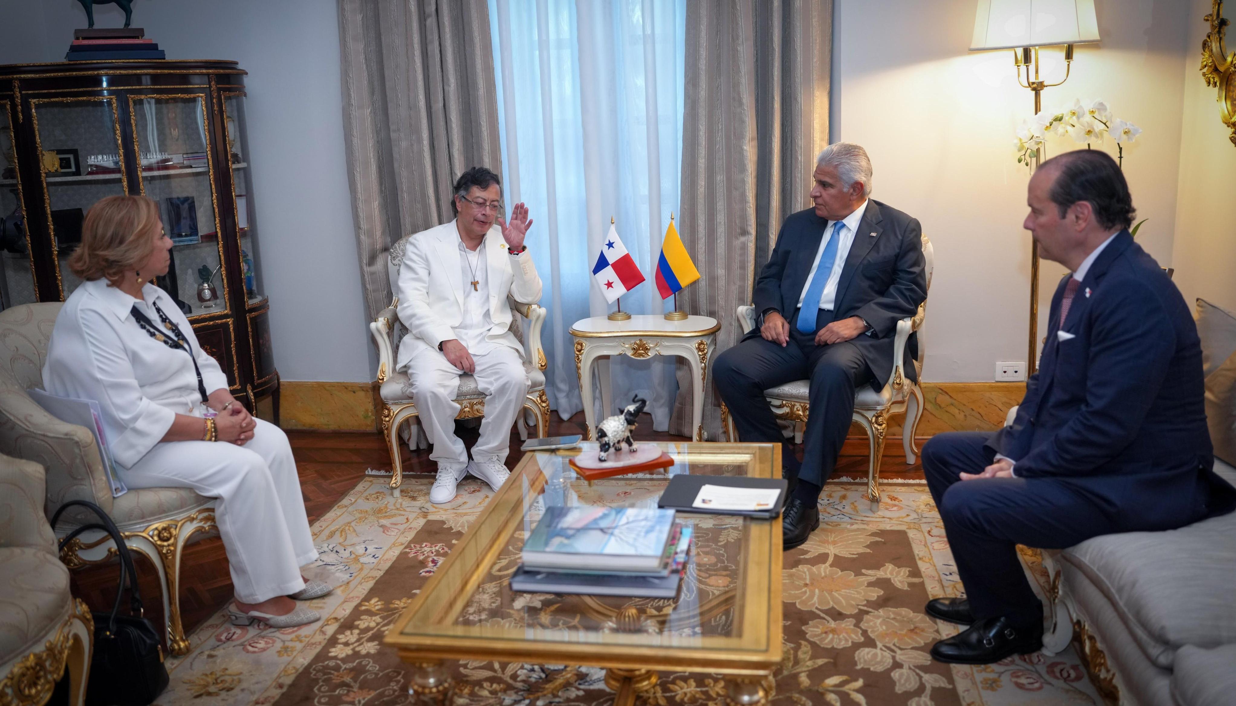  Petro reunido con el presidente de Panamá, José Raúl Mulino.
