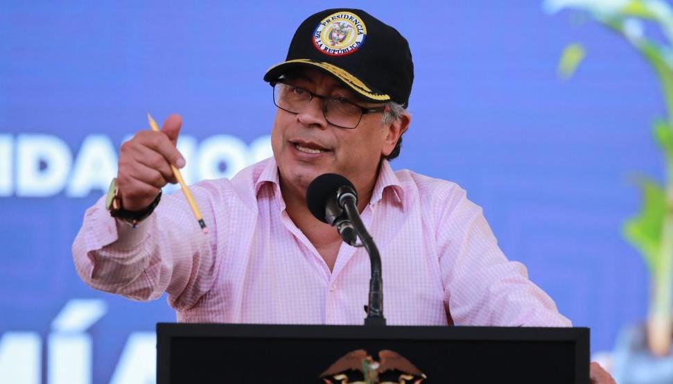 Petro ordena "ofensiva total" contra disidencias de las FARC en el suroeste de Colombia