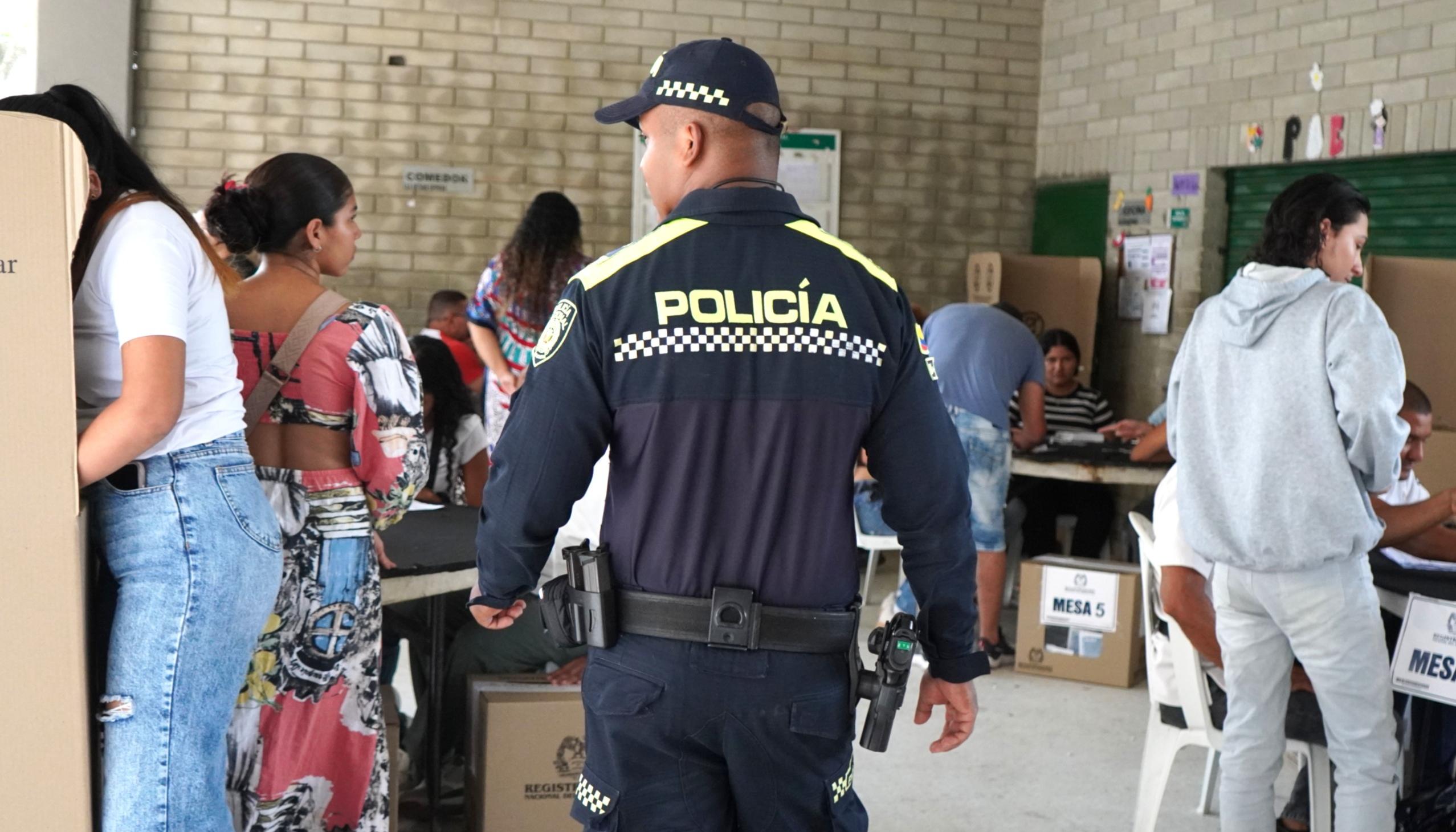 Policía en un puesto de votación.