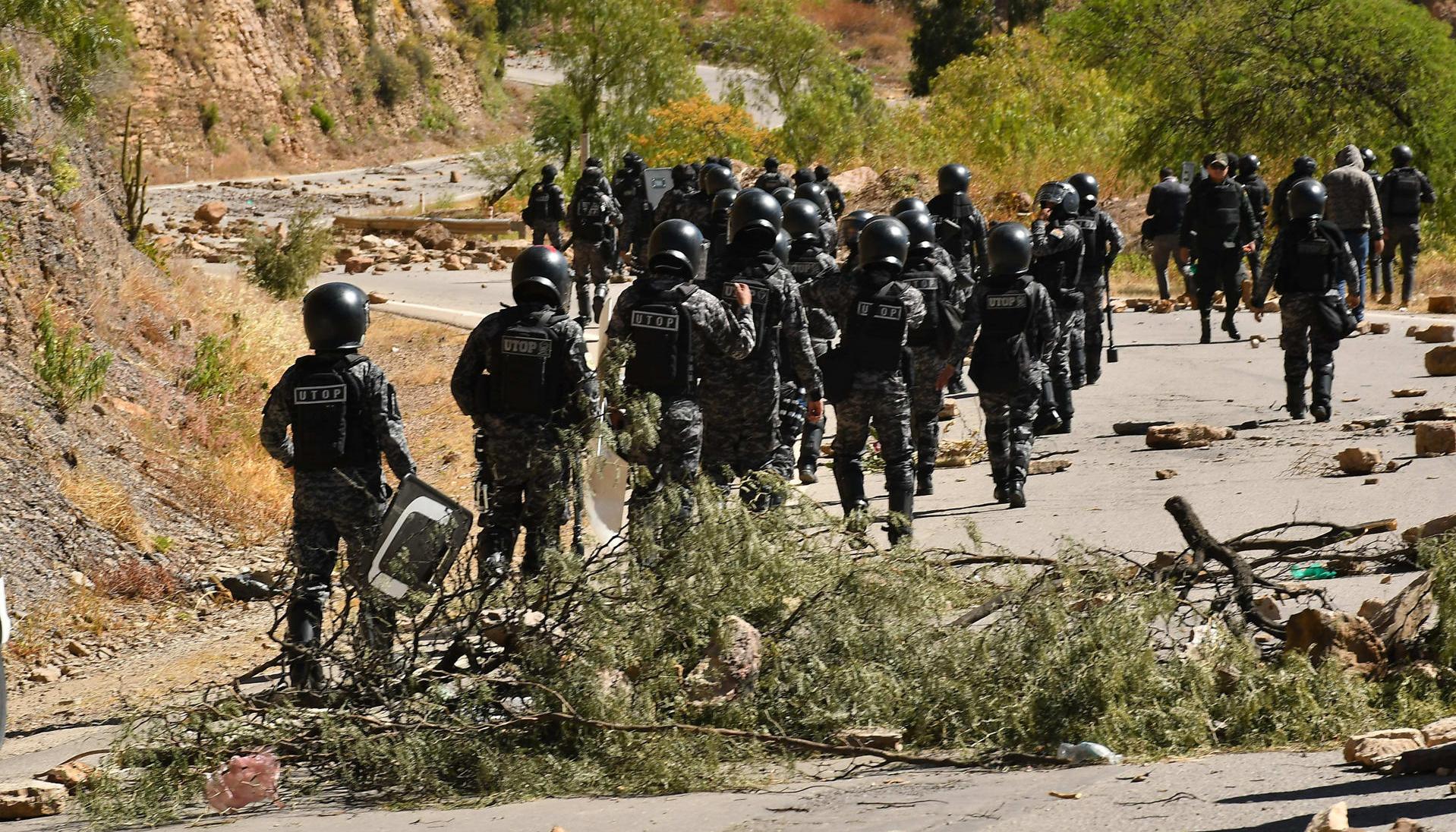 Policía y militares realizan limpieza de las vías tras protestas
