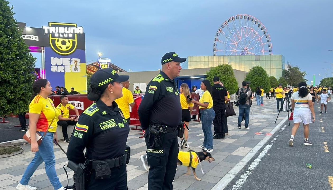 Policía en el Malecón.