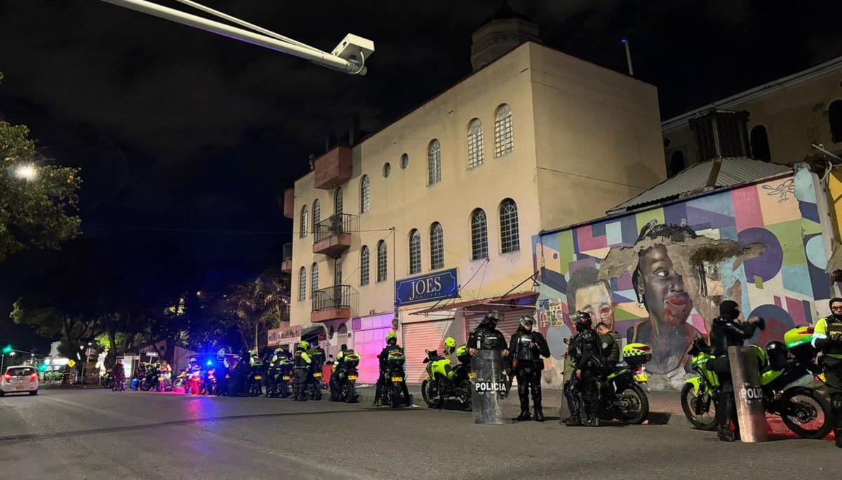 La Policía restableciendo el orden en las calles de Cali. 