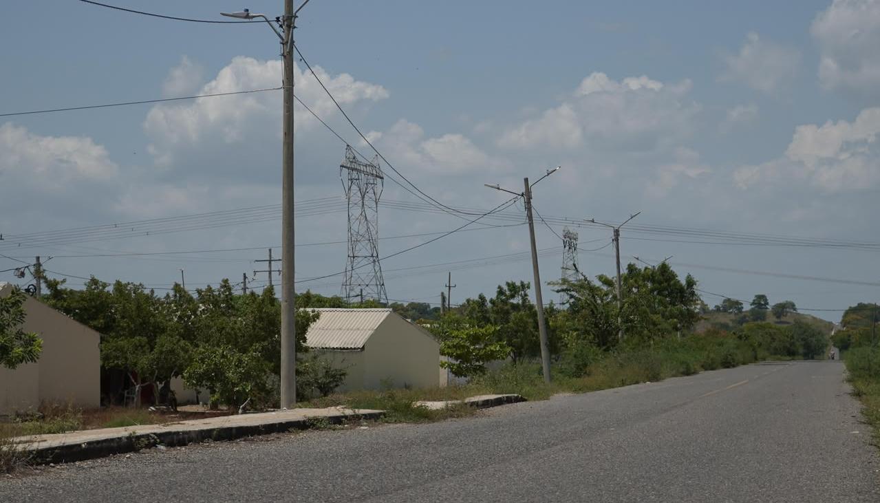 Proyecto de iluminación solar en la vía Manatí-Carreto 