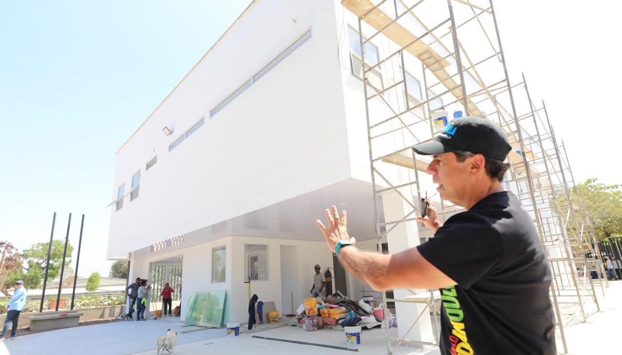 Alcalde Alejandro Char durante la inspección de las obras. 