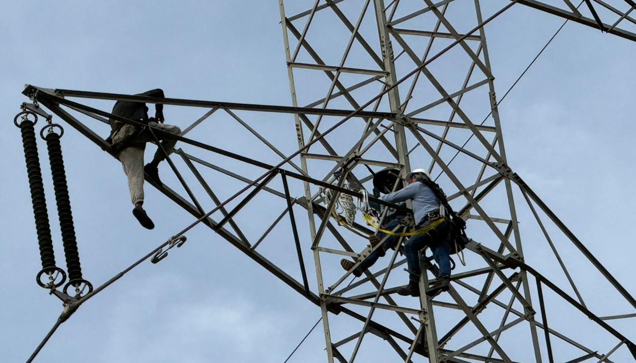 El hombre en lo alto y un operario de Air-e intenta persuadirlo para que se baje
